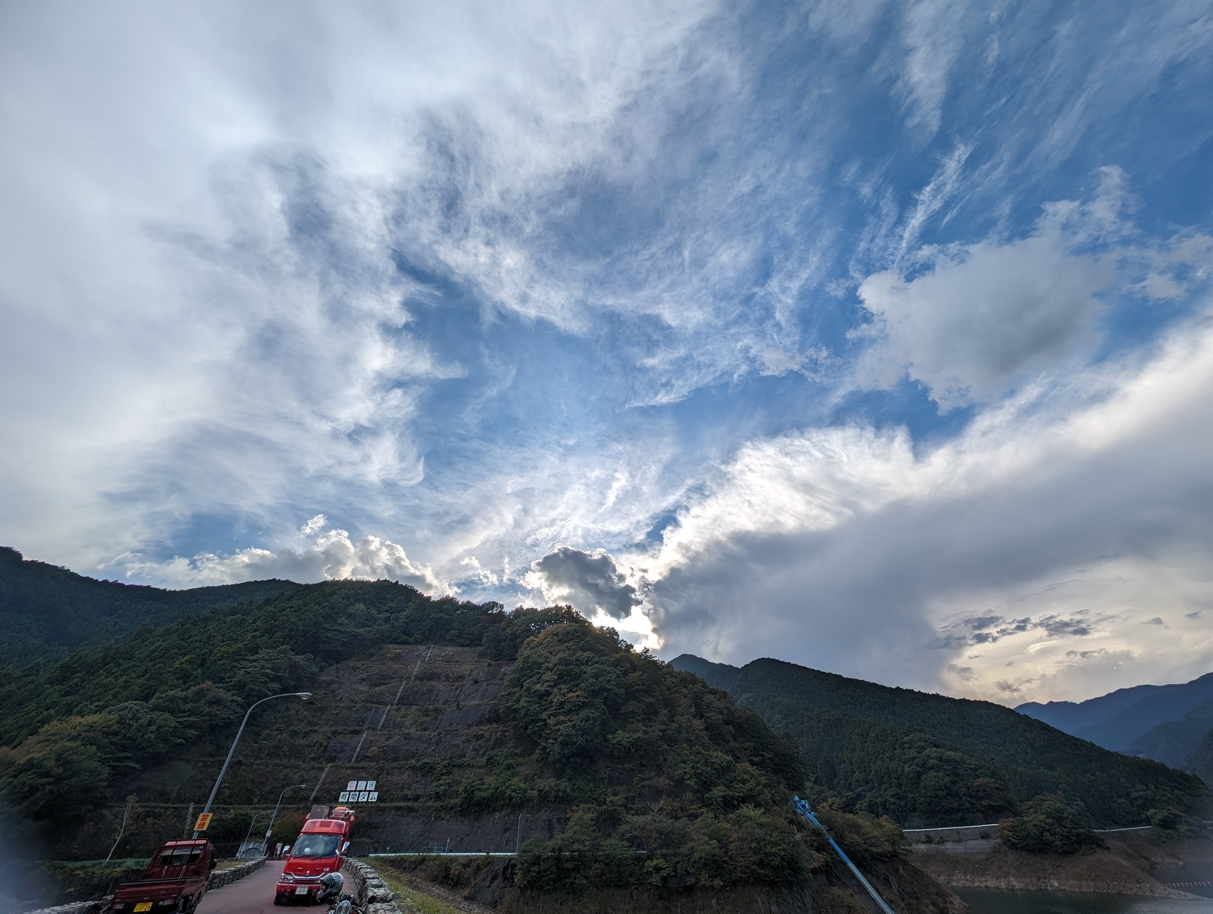 日没前の雲。コントラスト差がある被写体だったが、階調もなかなかよく出ていて、複雑な雲の細部もきめ細かく描写されている。