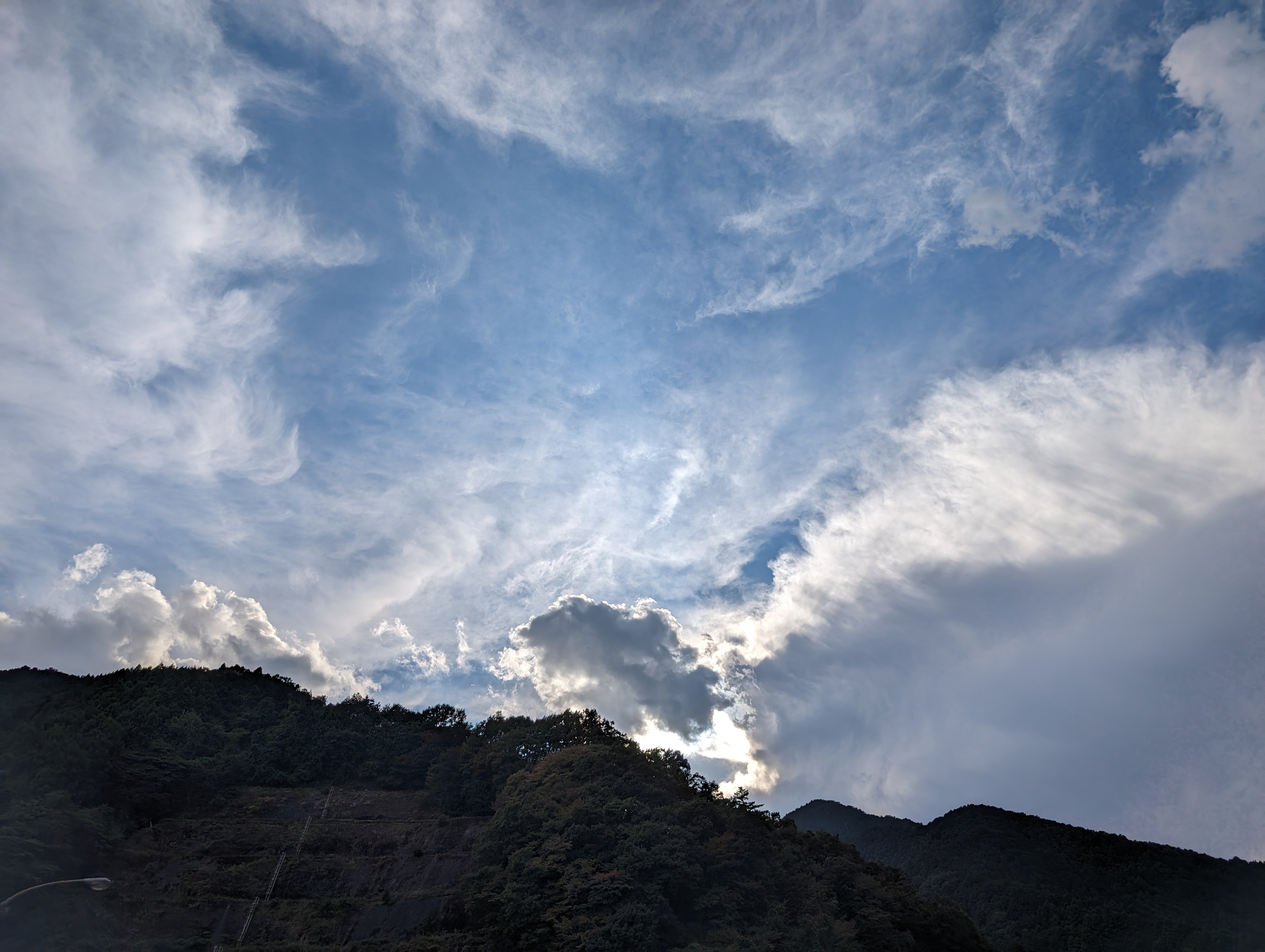 日没前の雲。コントラスト差がある被写体だったが、階調もなかなかよく出ていて、複雑な雲の細部もきめ細かく描写されている。