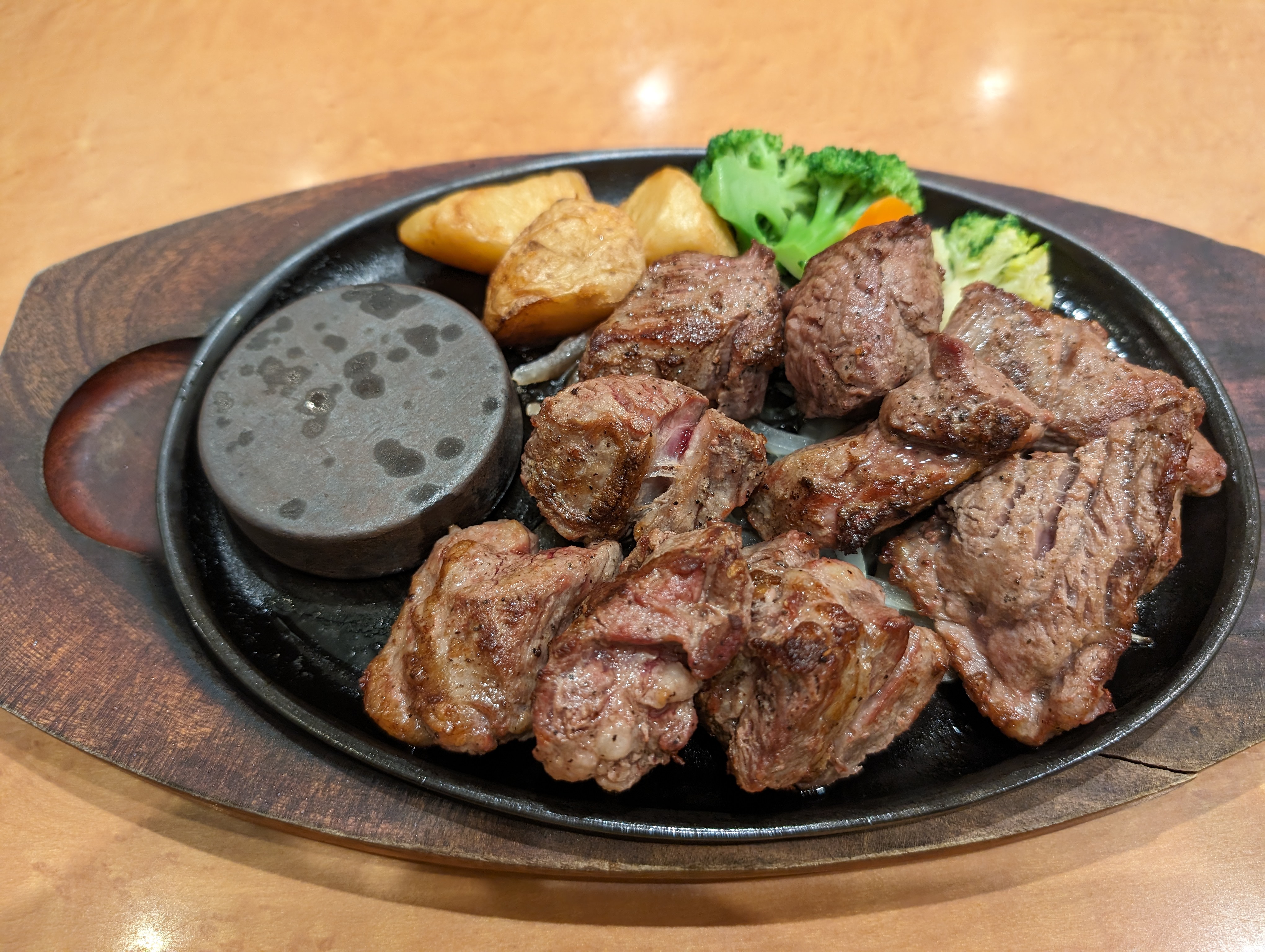 食べ物はこんな感じに。これも見た目に近い。