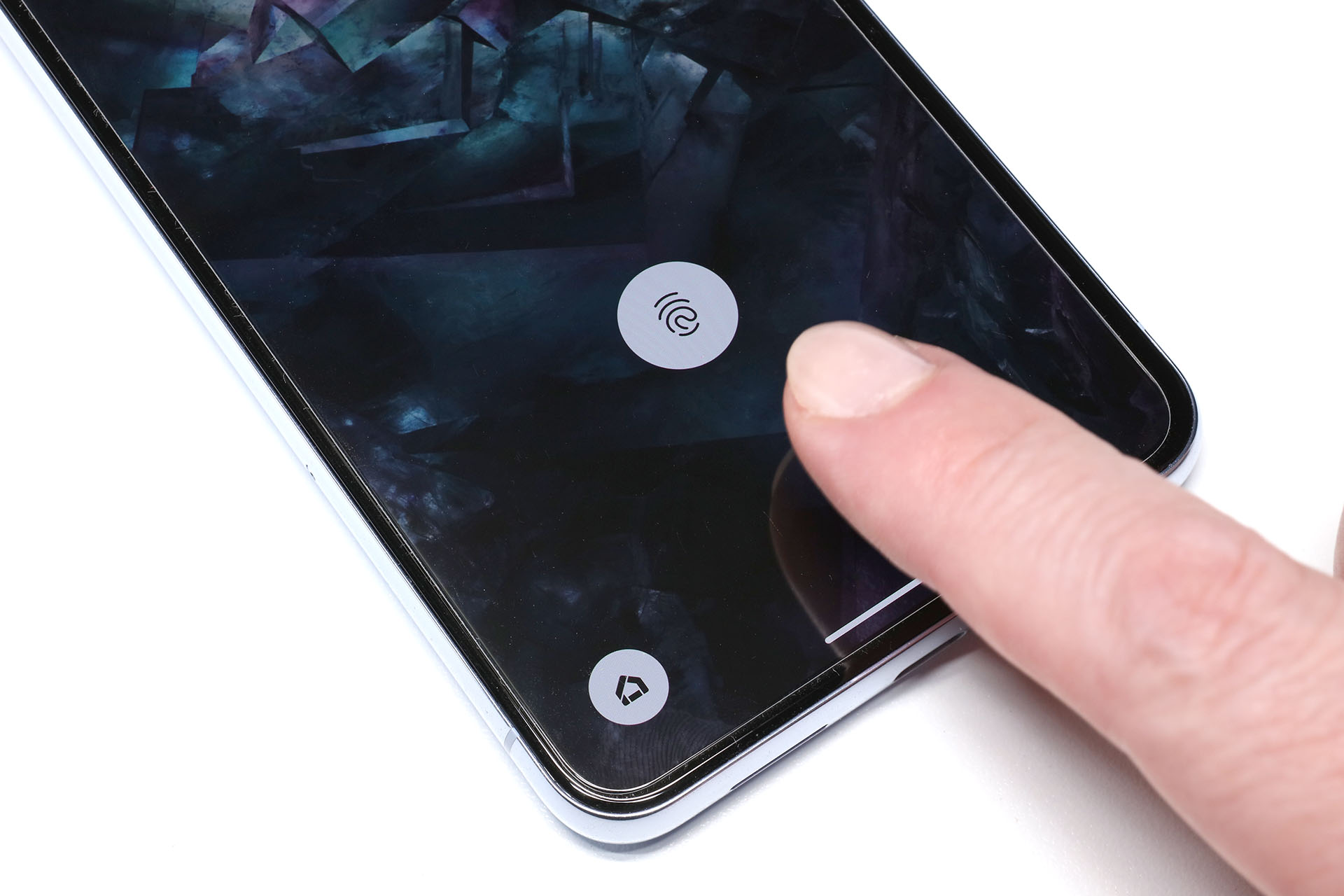 指紋センサーは画面下方。顔認証はAndroid端末の生体認証としては最高レベル。これは「新しい機械学習の進歩」によるものだそうだ。そのため、顔認証でGoogleウォレットなどの決済も行える。