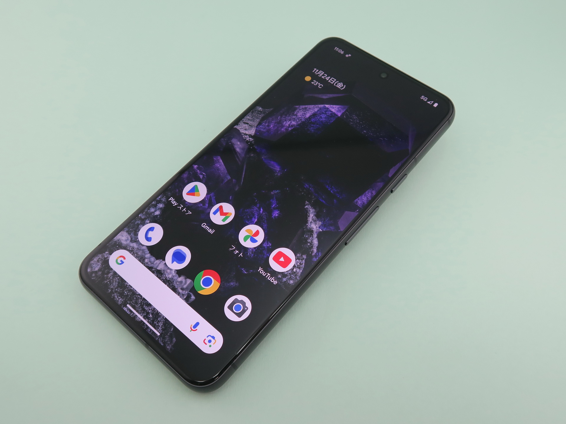 Google「Pixel 8」、約150.5mm（高さ）×70.8mm（幅）×8.9mm（厚さ）、約187g（重さ）、Obsidian（写真）、Hazel、Roseをラインアップ