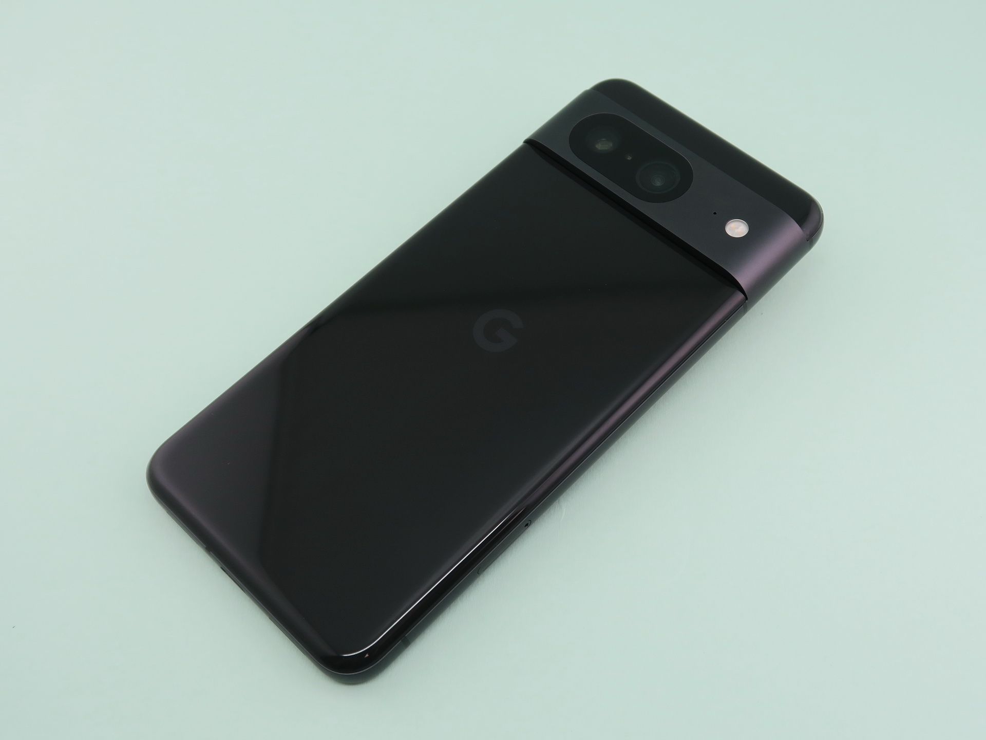 Pixel 8の背面は光沢仕上げ。カメラバーはマット仕上げ。カメラバーのカラーはボディカラーごとに異なる