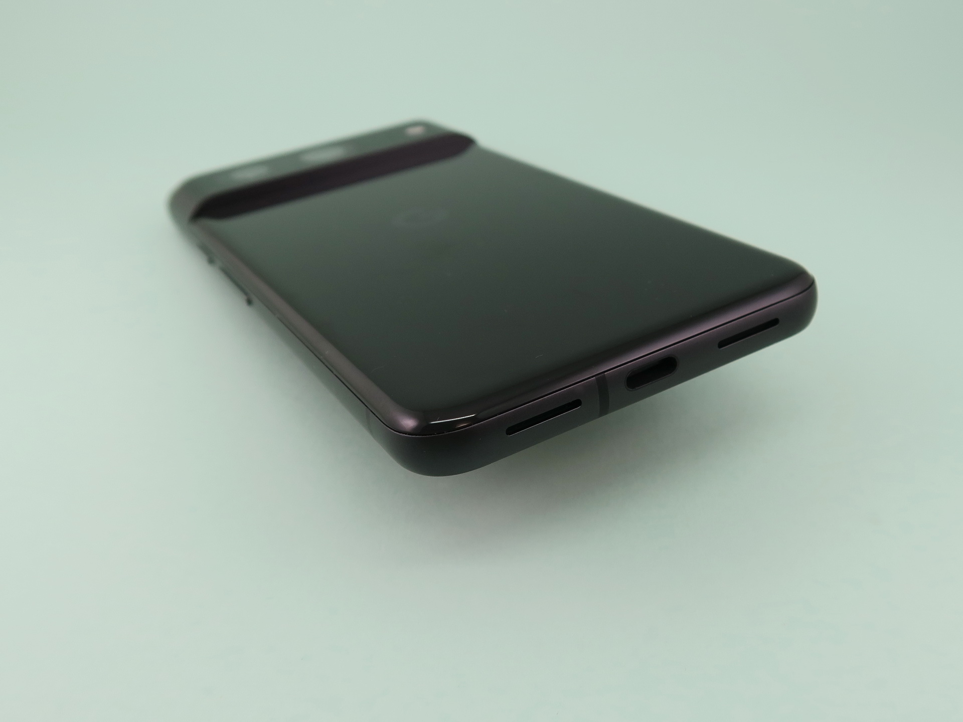 本体下部にはUSB Type-C外部接続端子を備える。Google 30W USB-C充電器（別売）を利用すれば、約30分で最大50％まで充電が可能