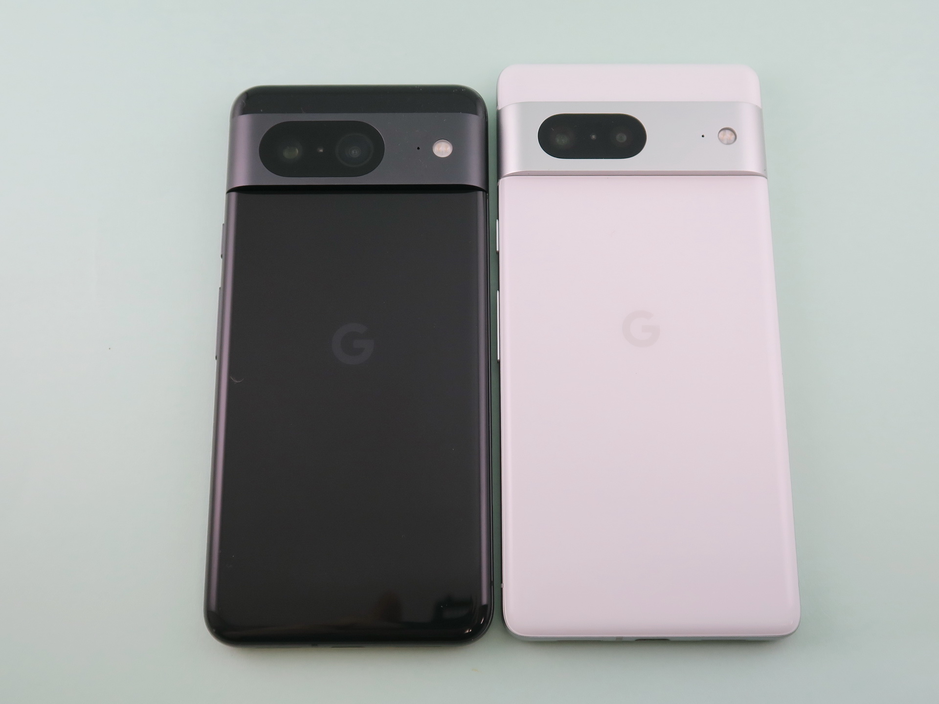 「Pixel 8」（左）と「Pixel 7」（右）の背面。カメラバーの上側のスペースが小さくなり、カメラ部の楕円の穴はひと回り大きくなっている