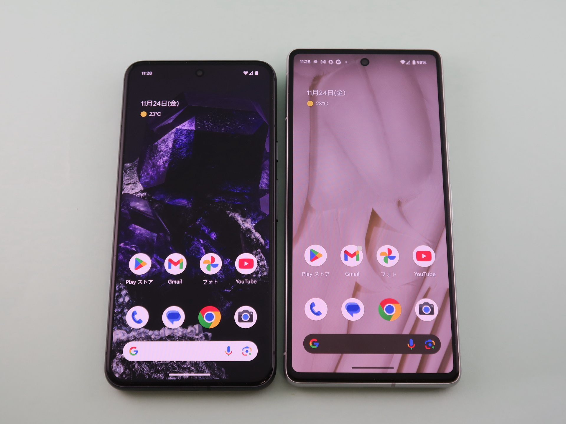 「Pixel 8」（左）は「Pixel 7」（右）に比べ、高さが約5.1mm、幅が約2.4mm、小さくなっている。「Pixel 7a」よりもコンパクト