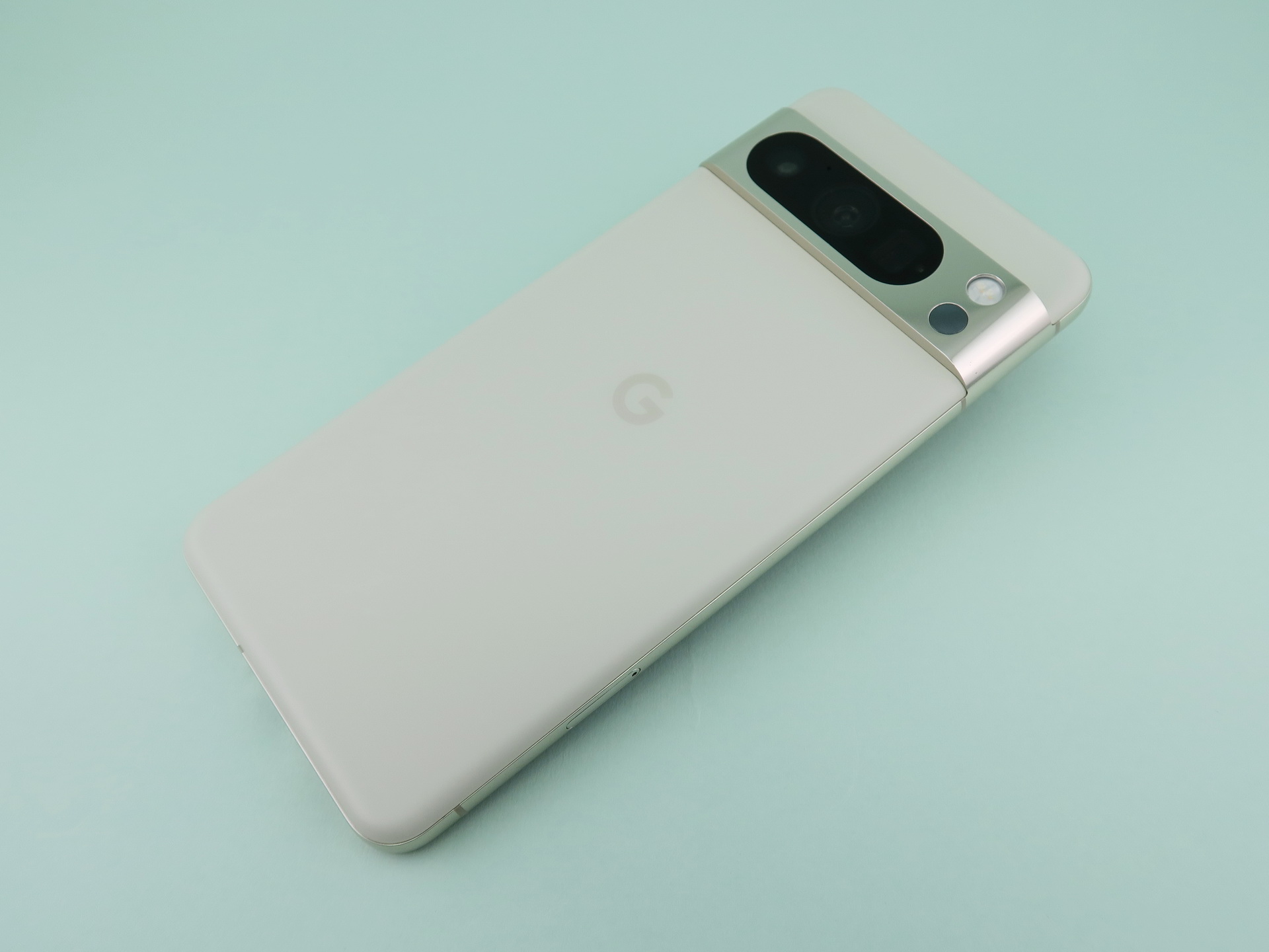 Pixel 8 Proの背面は指紋や手の跡が残りにくいマット仕上げ。カメラバーは光沢仕上げ。カメラバーのカラーはボディカラーごとに異なる