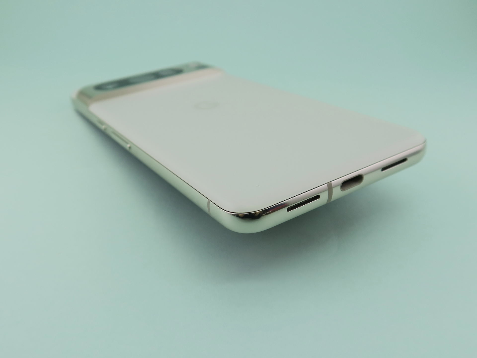 本体下部にはUSB Type-C外部接続端子を備える。フレーム部分は光沢仕上げ