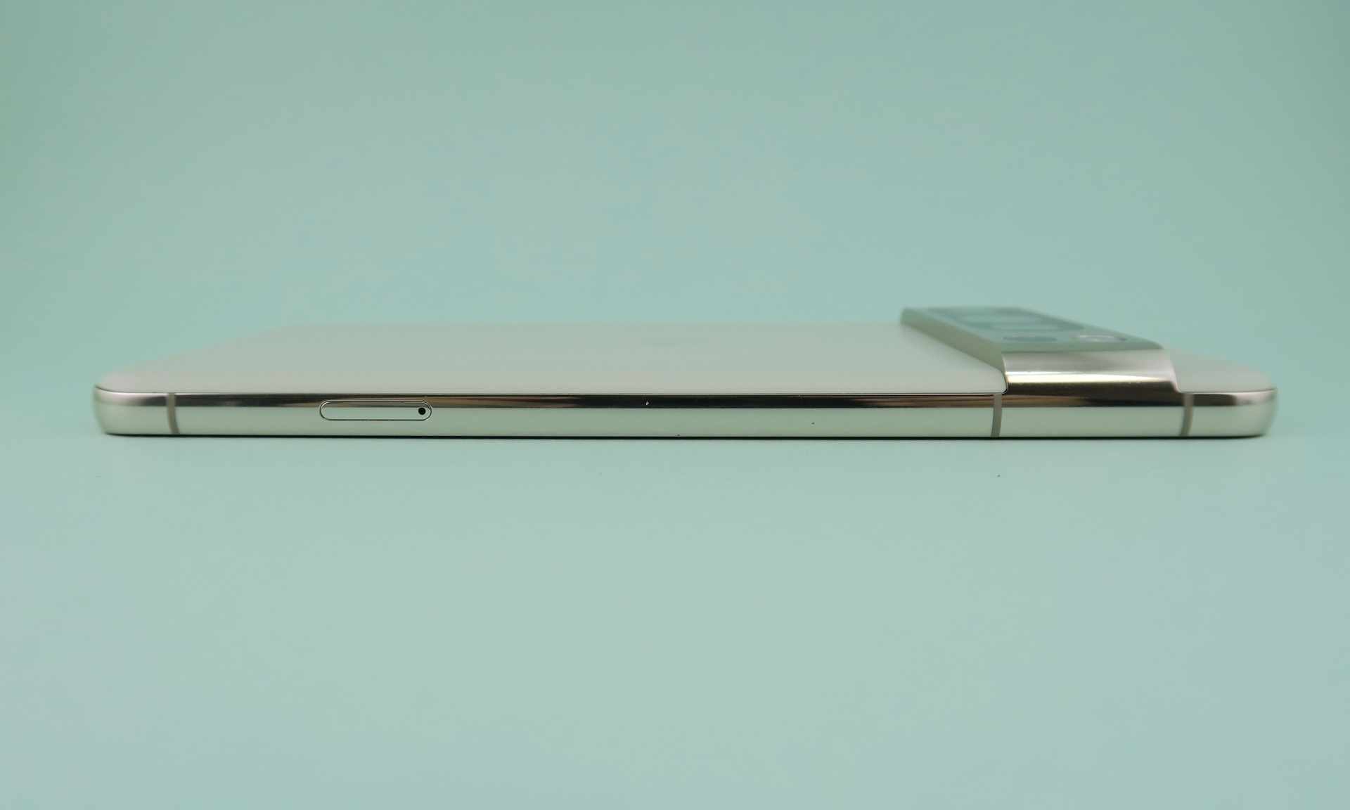 左側面はやや下部寄りの位置にSIMカードスロットを備える