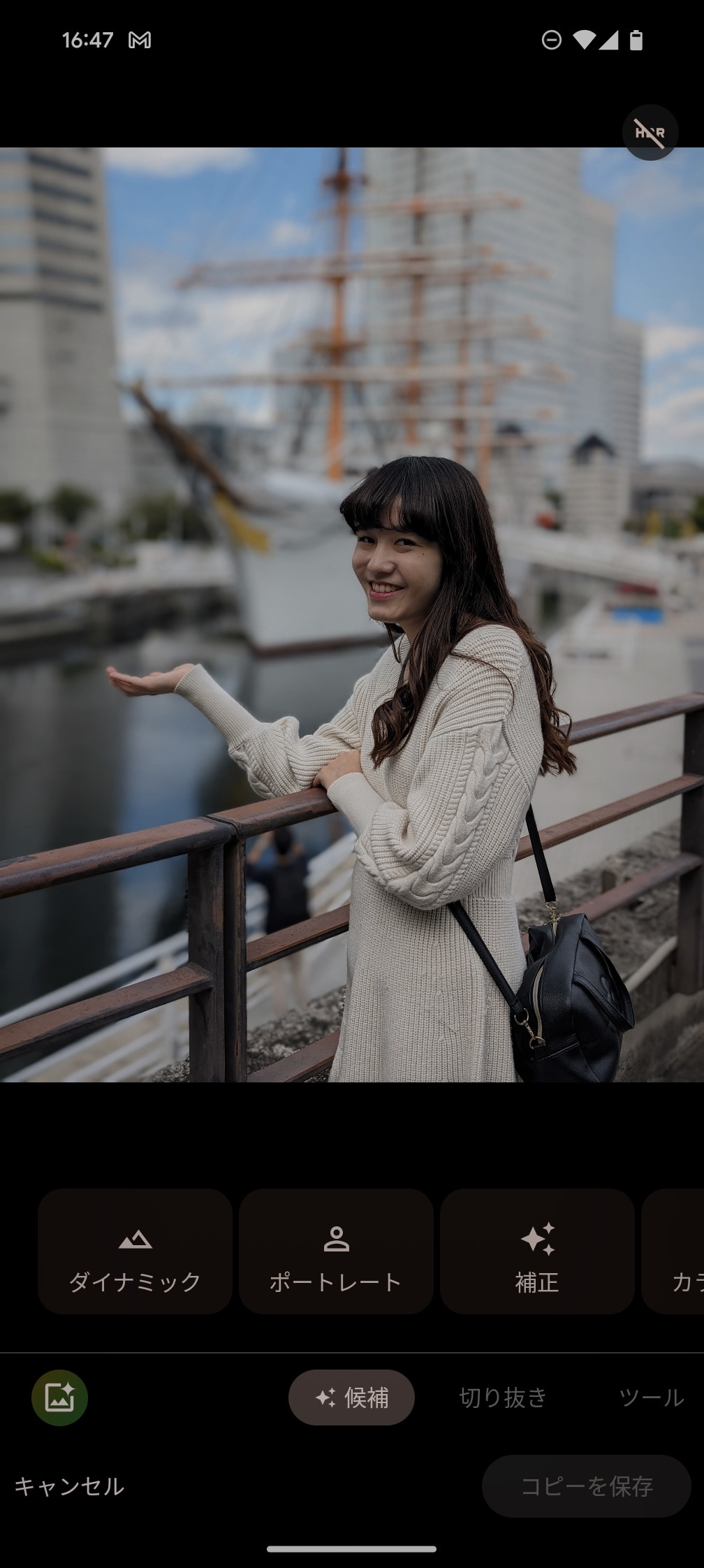 ［フォト］アプリで写真を表示し、左下のボタンをタップすると、［編集マジック］が使える