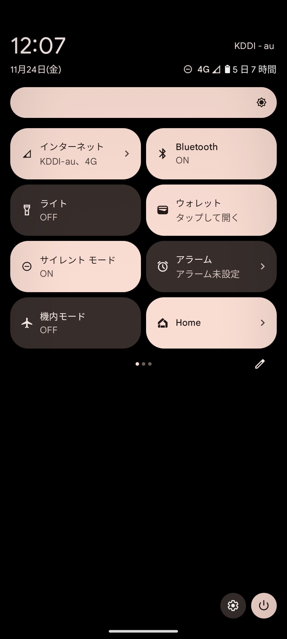 「Pixel 8 Pro」の通知パネル。「ウォレット」や「アラーム」などの項目もセットされている。「Pixel 8」も同様
