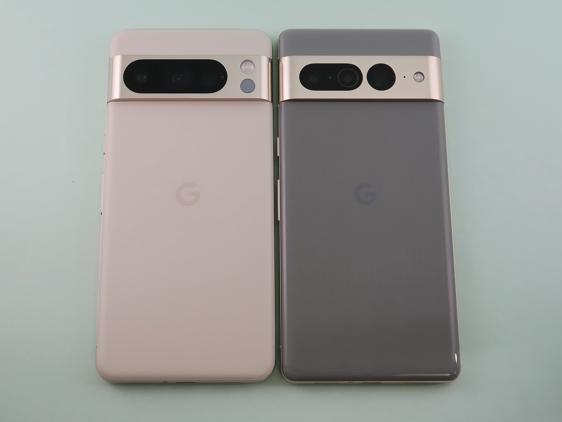 「Pixel 8 Pro」（左）と「Pixel 7 Pro」（右）の背面。「Pixel 8 Pro」はカメラ部が楕円の大きなひとつの穴になり、すっきりとした印象。右側の小さい円の下側が温度センサー