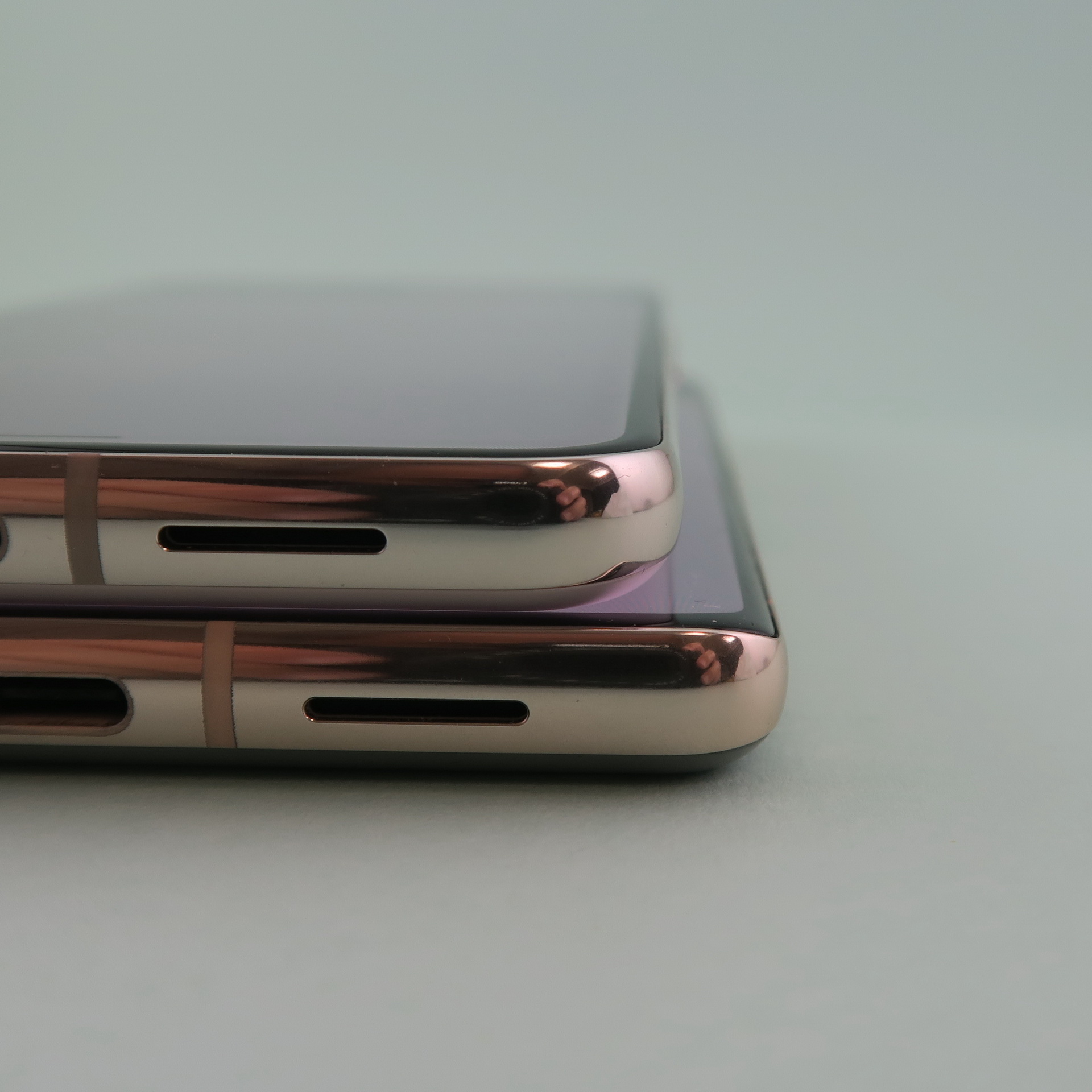 「Pixel 7 Pro」（下）はディスプレイの側端が湾曲したエッジディスプレイを採用していたのに対し、「Pixel 8 Pro」（上）はフラット仕上げに変更された