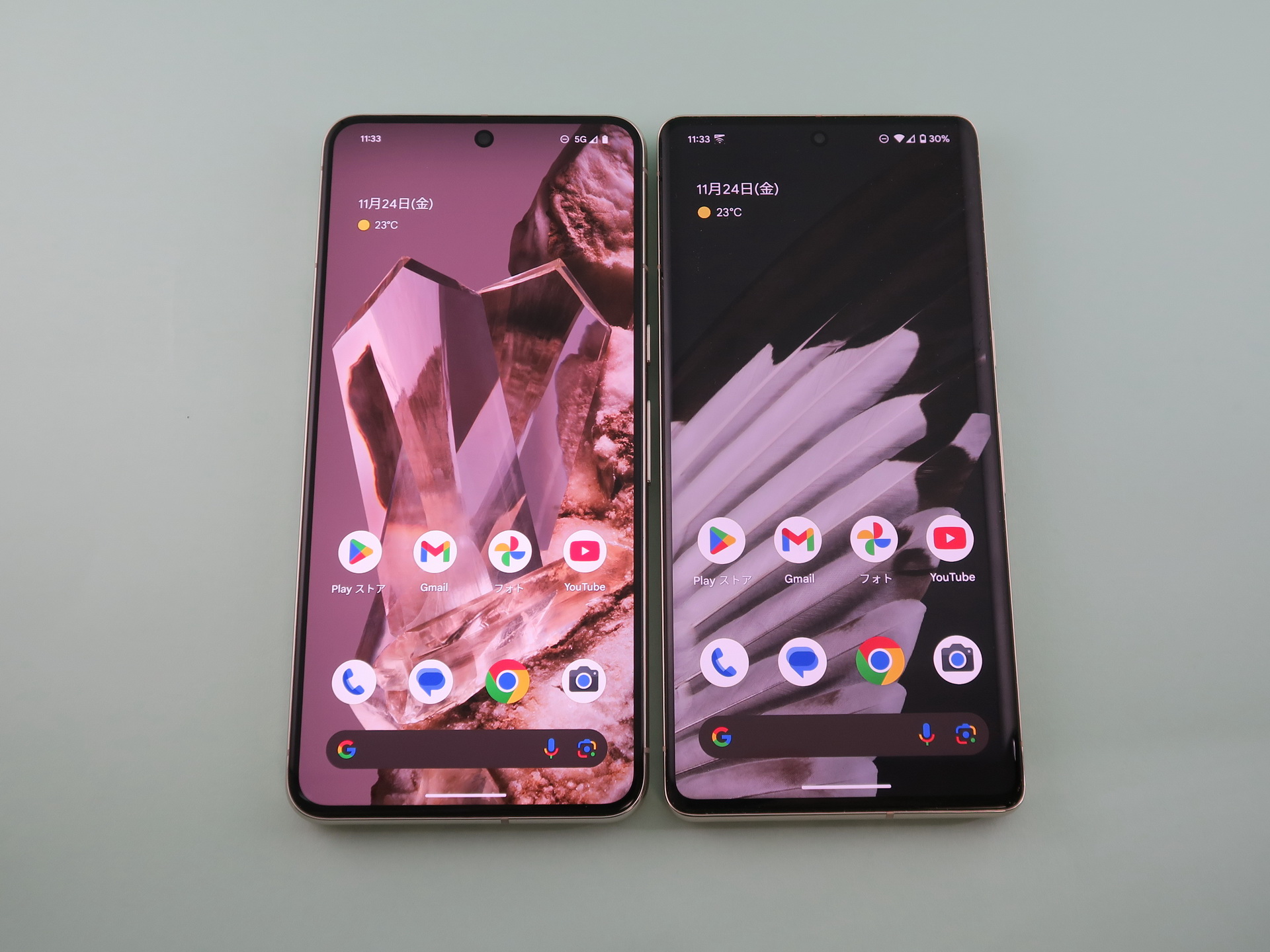 「Pixel 8 Pro」（左）と「Pixel 7 Pro」（右）の前面。ディスプレイの四つの角の丸みが異なる。ディスプレイの下側の額縁も狭くなっている