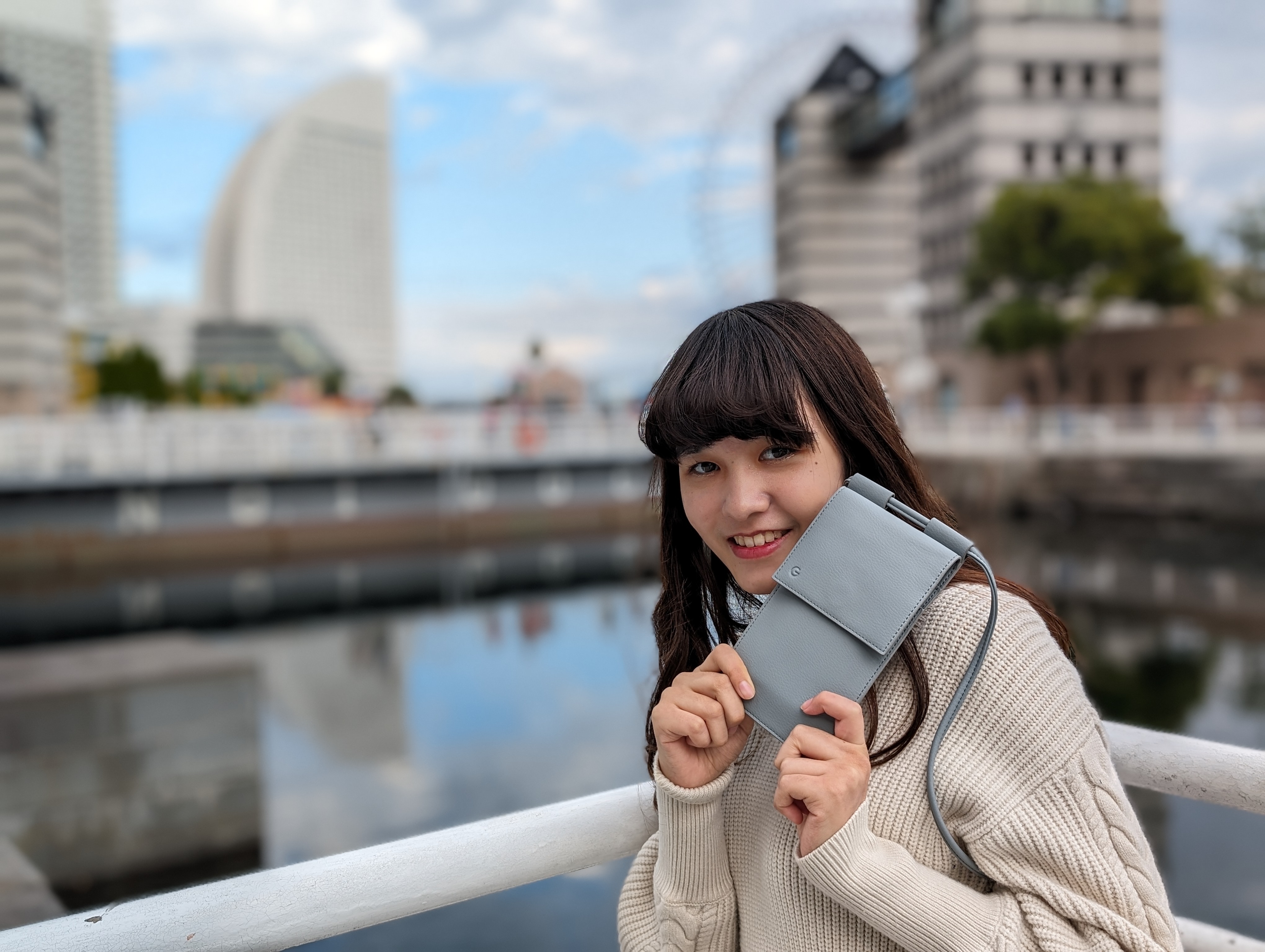 「Pixel 8 Pro」を使い、ポートレートで撮影。写真のポーチは発売直後に購入特典で提供されていたもの