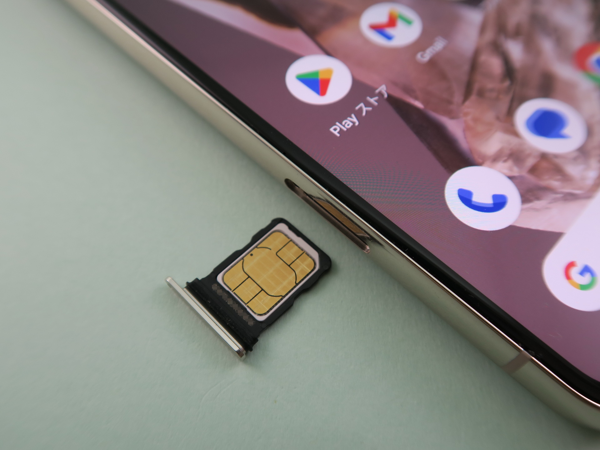 本体左側面にピンで取り出すタイプのSIMカードトレイを備える。nanoSIMカードを1枚のみ、装着可能。写真は「Pixel 8 Pro」だが、「Pixel 8」も同じ。eSIMも利用することが可能