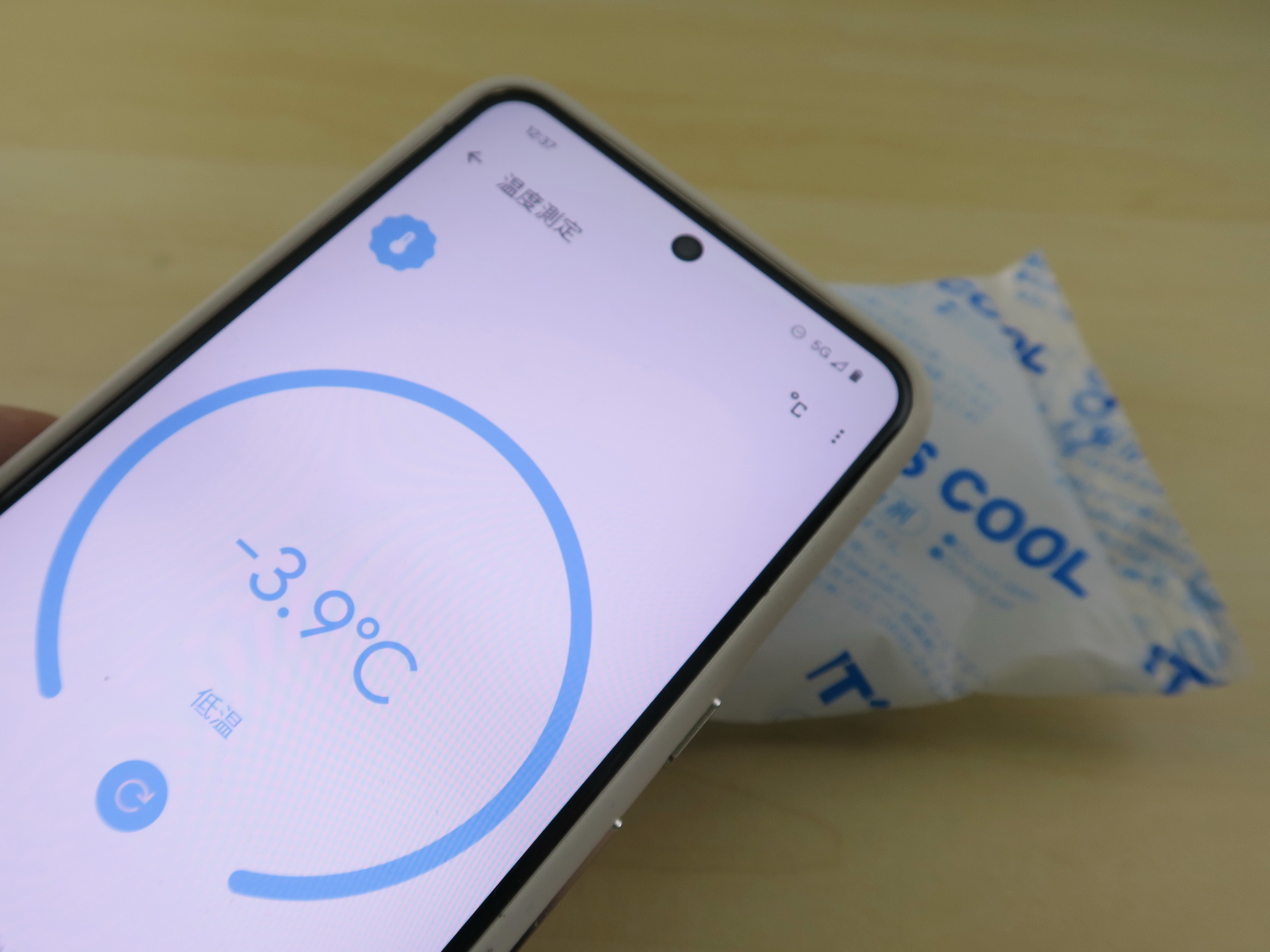 「Pixel 8 Pro」はカメラバーに内蔵された温度センサーで、温度を測ることができる。センサーを対象物の5cm以内に近づけて計測する