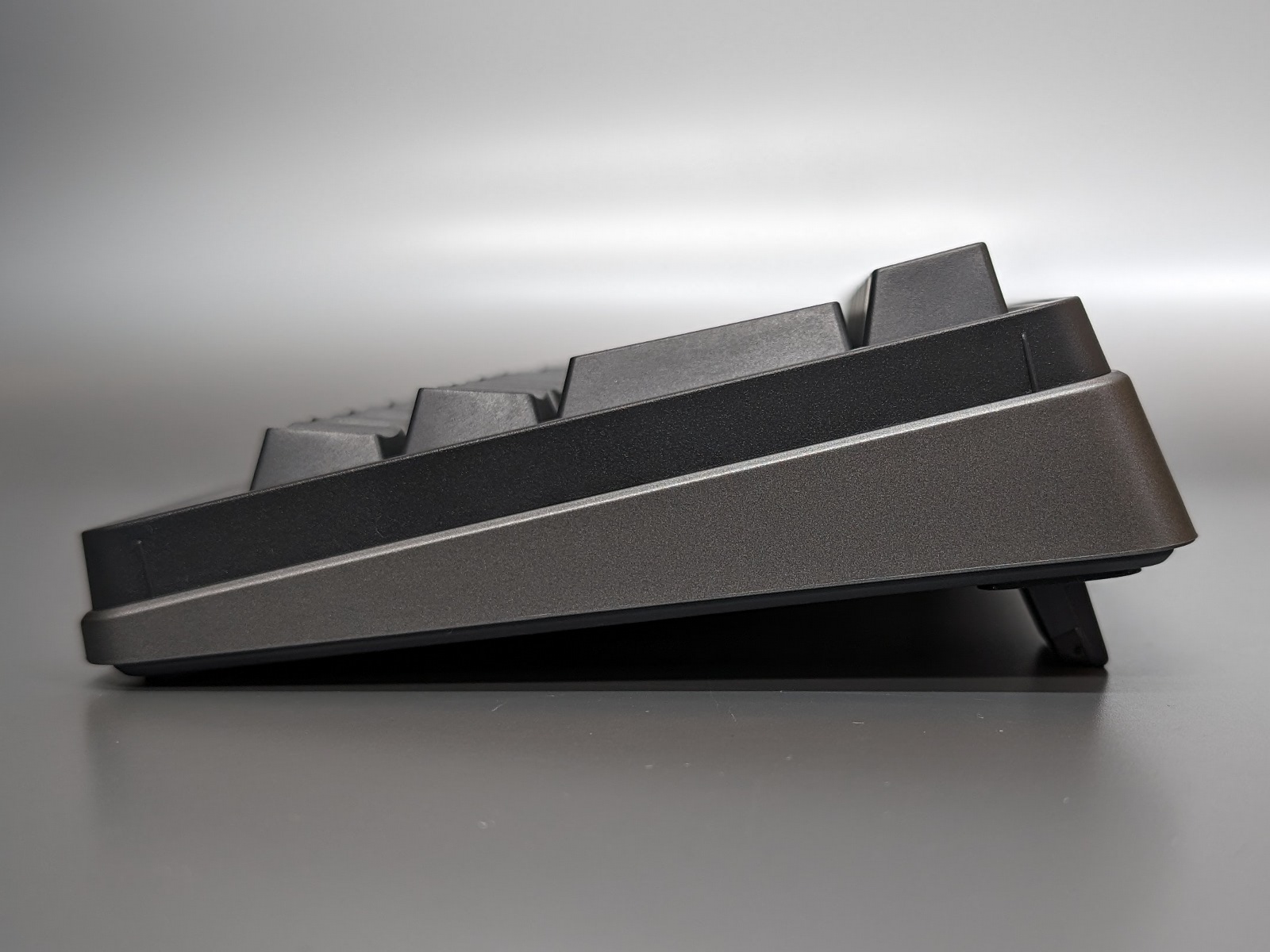 脚の高さは2段階で調整できる。側面をなぞってスクロールする機能を備える