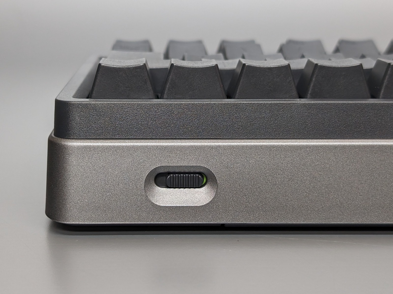 背面左にはスライド式の電源スイッチを備える