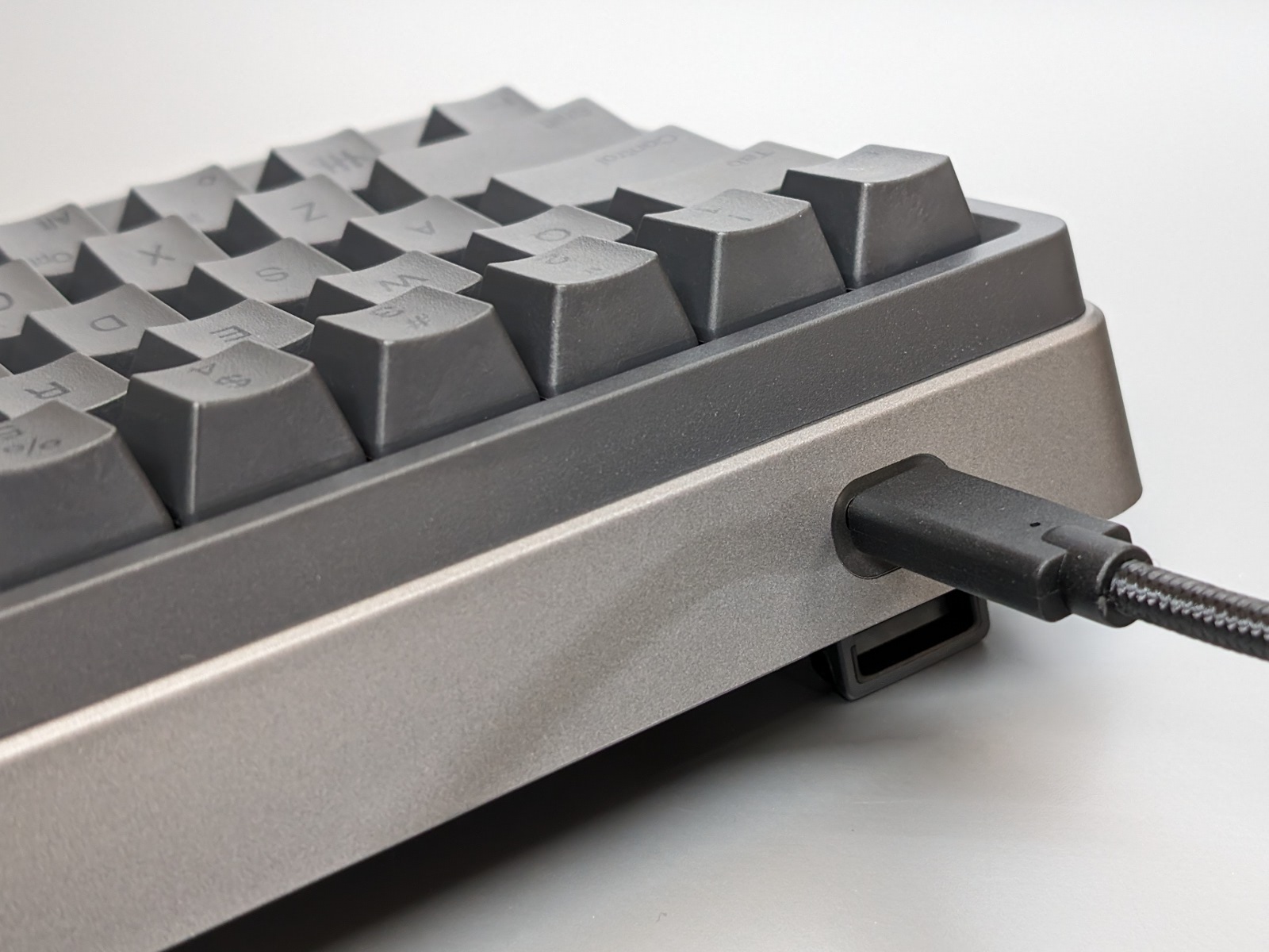 充電のほかキー配列設定時には有線接続が必要になる