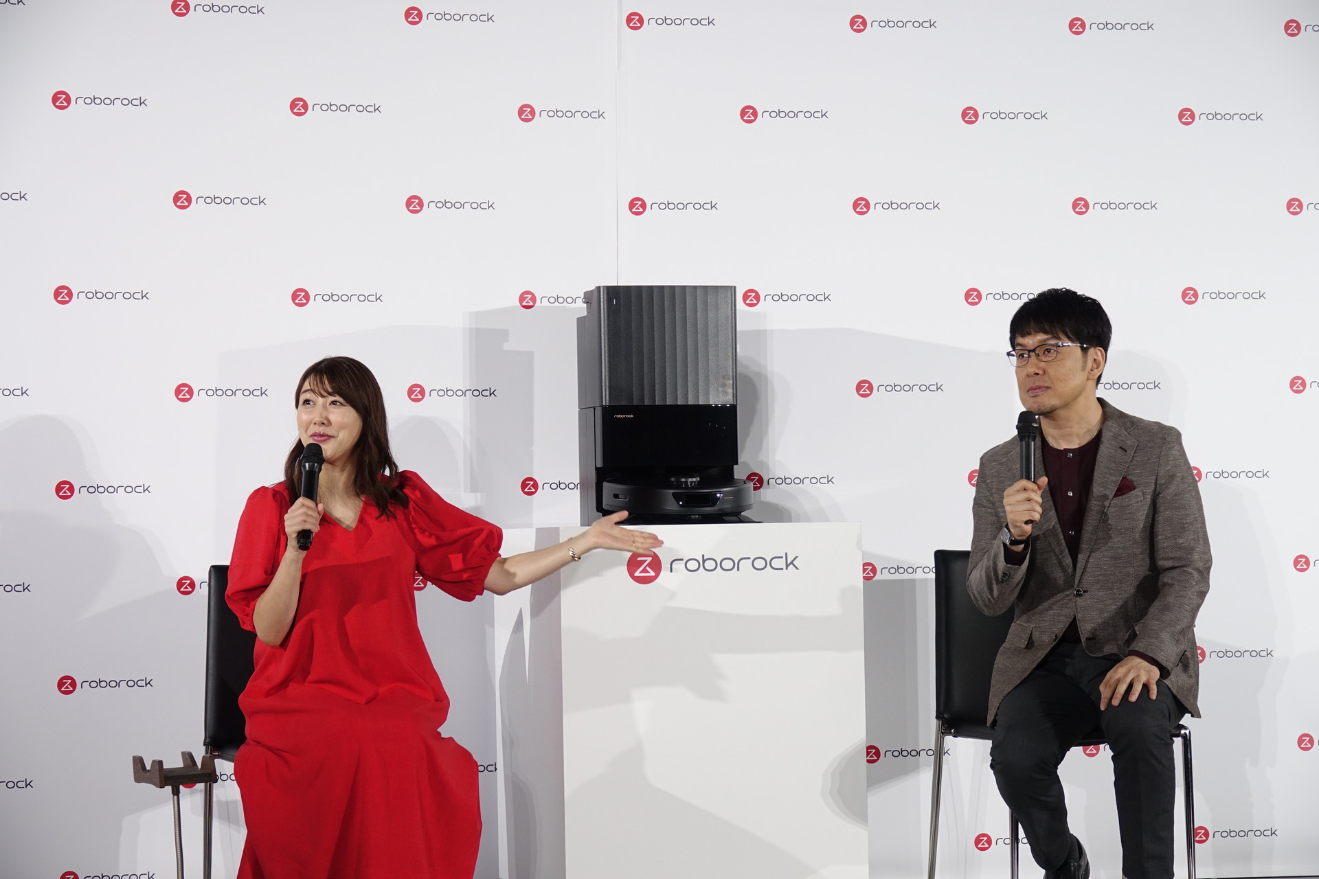 タレントの土田晃之と安めぐみが登場。第2子妊娠中の安めぐみには御帯祝として新製品が贈られた