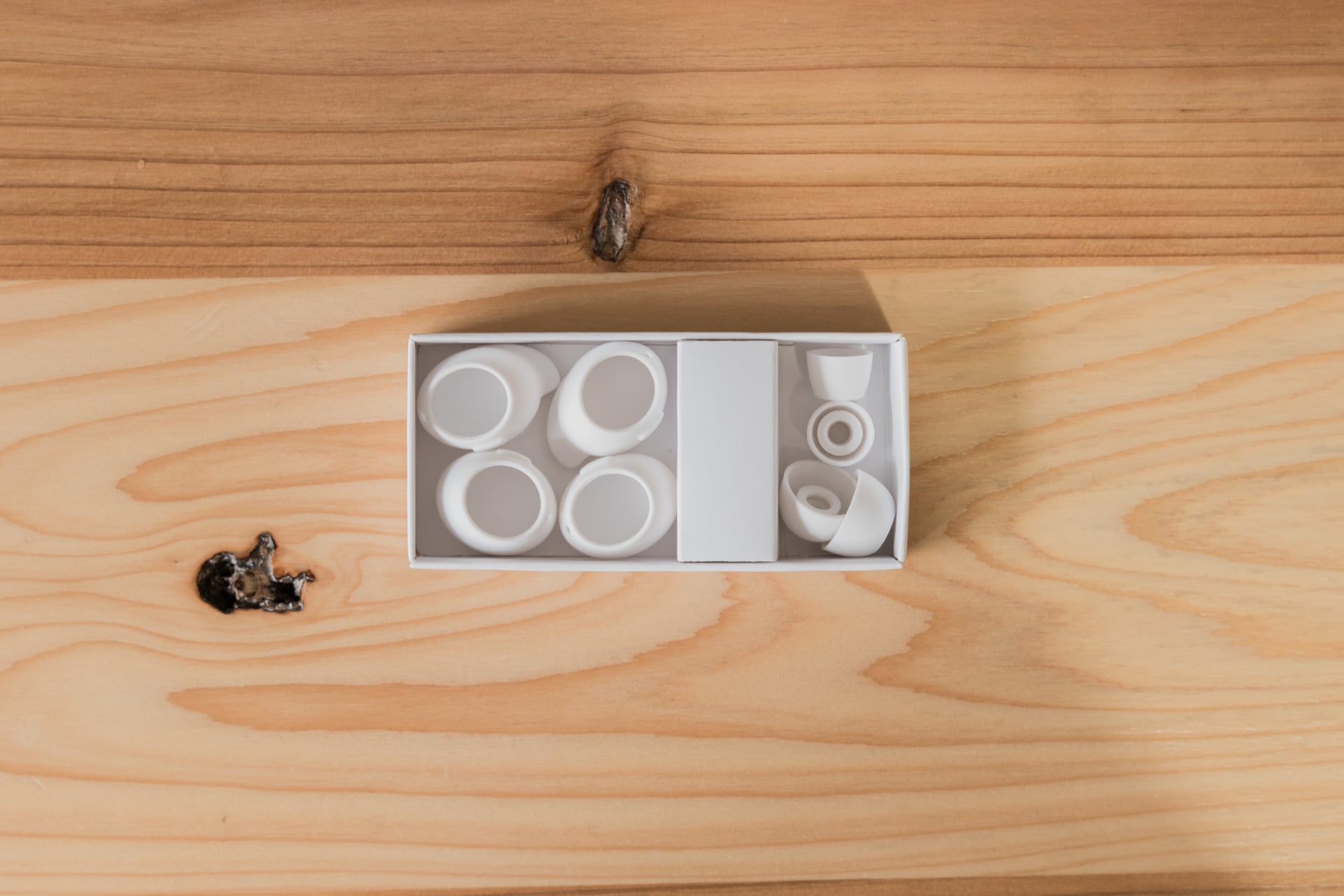 イヤーピースとウイングチップが3サイズずつ同梱されている