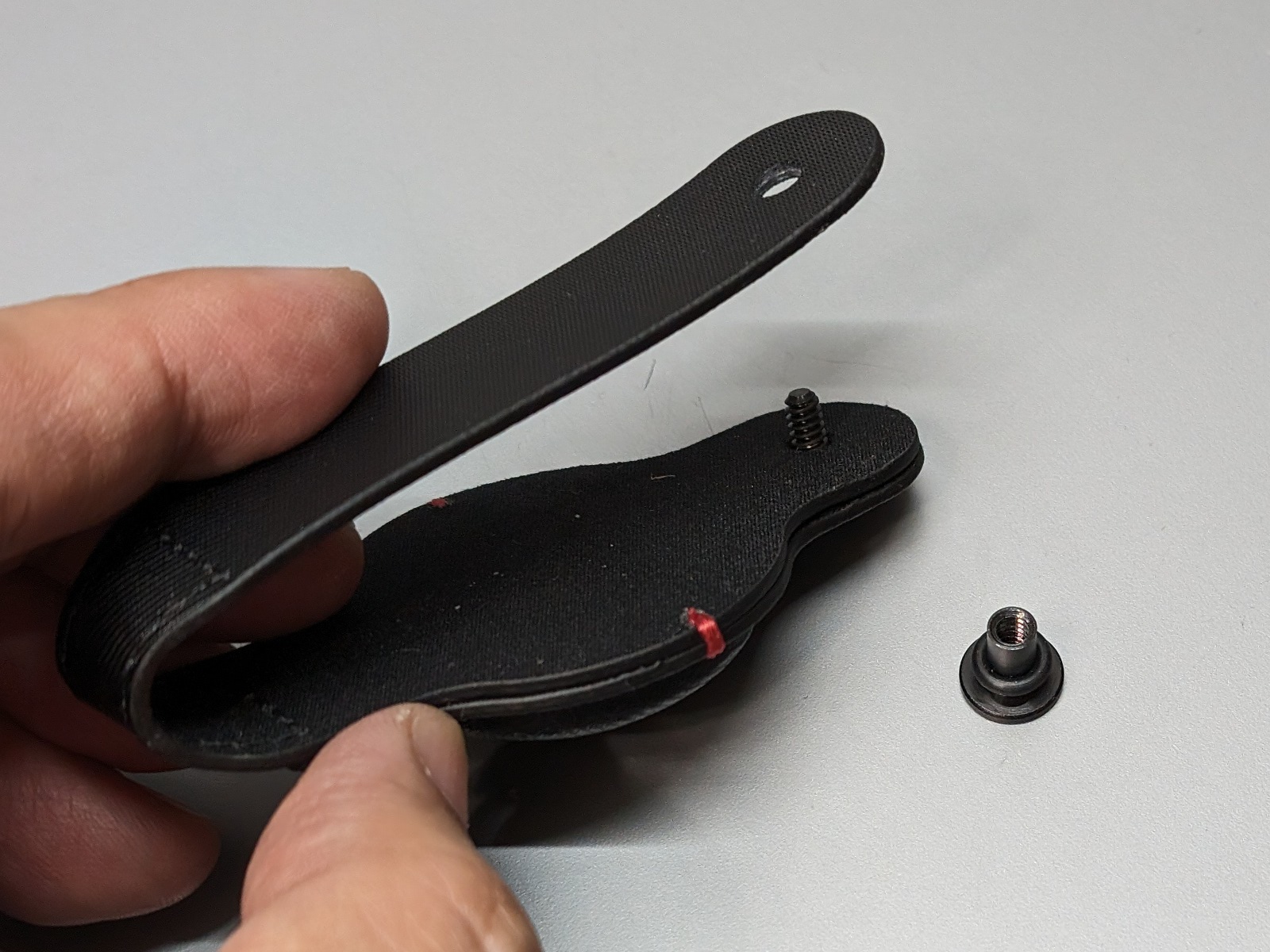ネジと支柱を外し、鍵を取り付ける。この支柱がやや太め（実測4.2mm）なのがクセモノだ