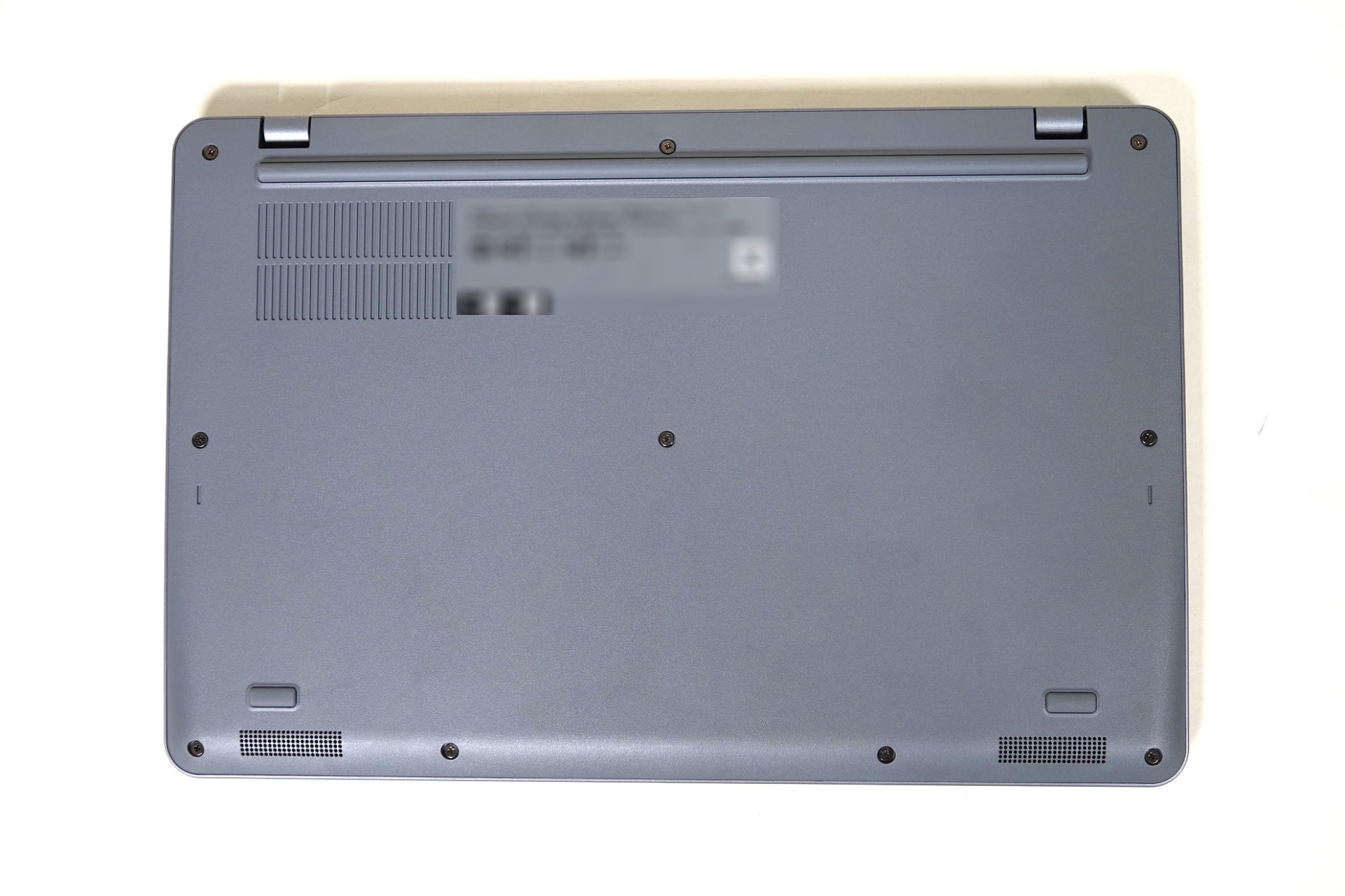 背面のヒンジ側（奥側）には大きめの滑り止め