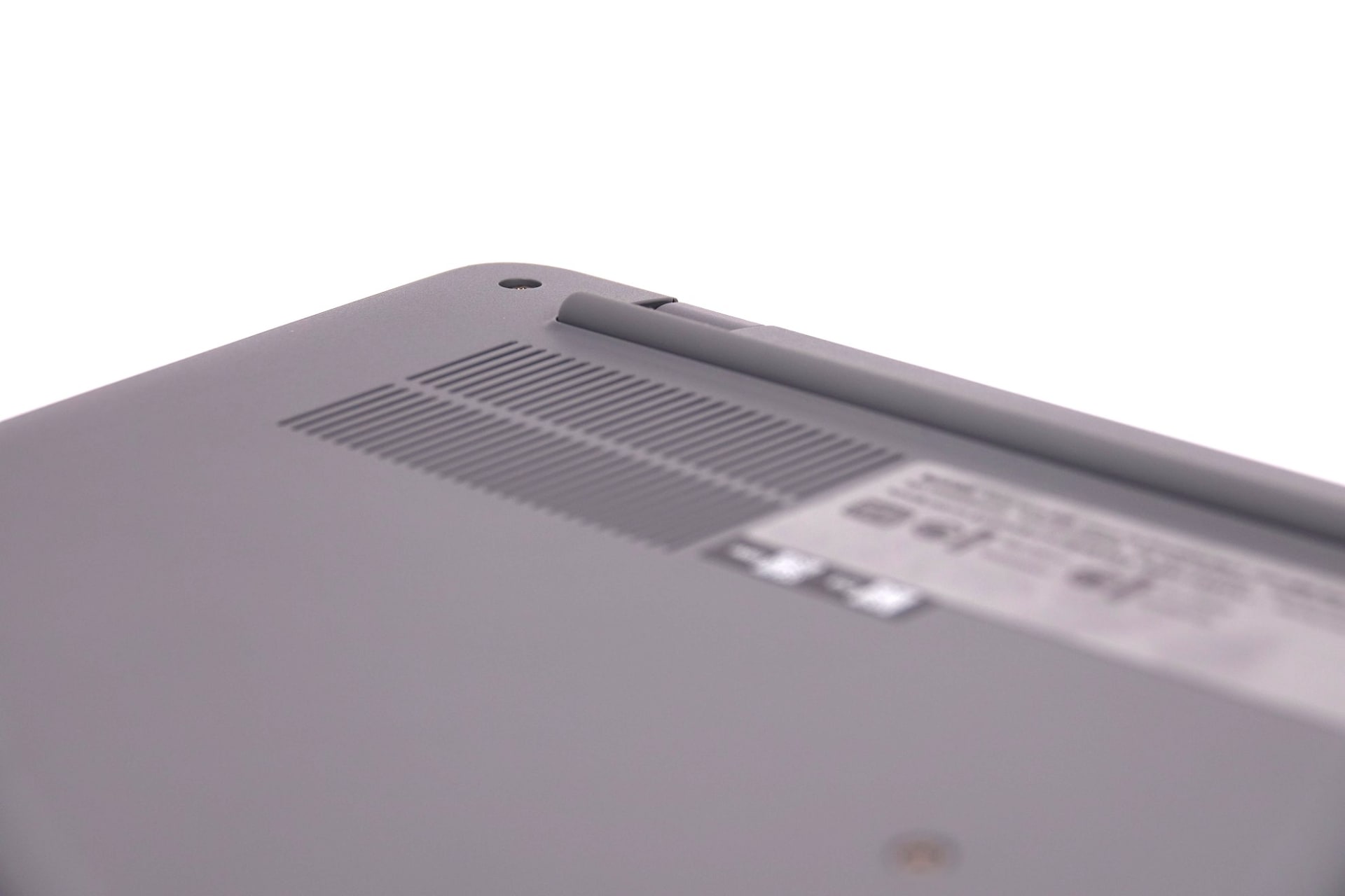 背面のヒンジ側（奥側）には大きめの滑り止め