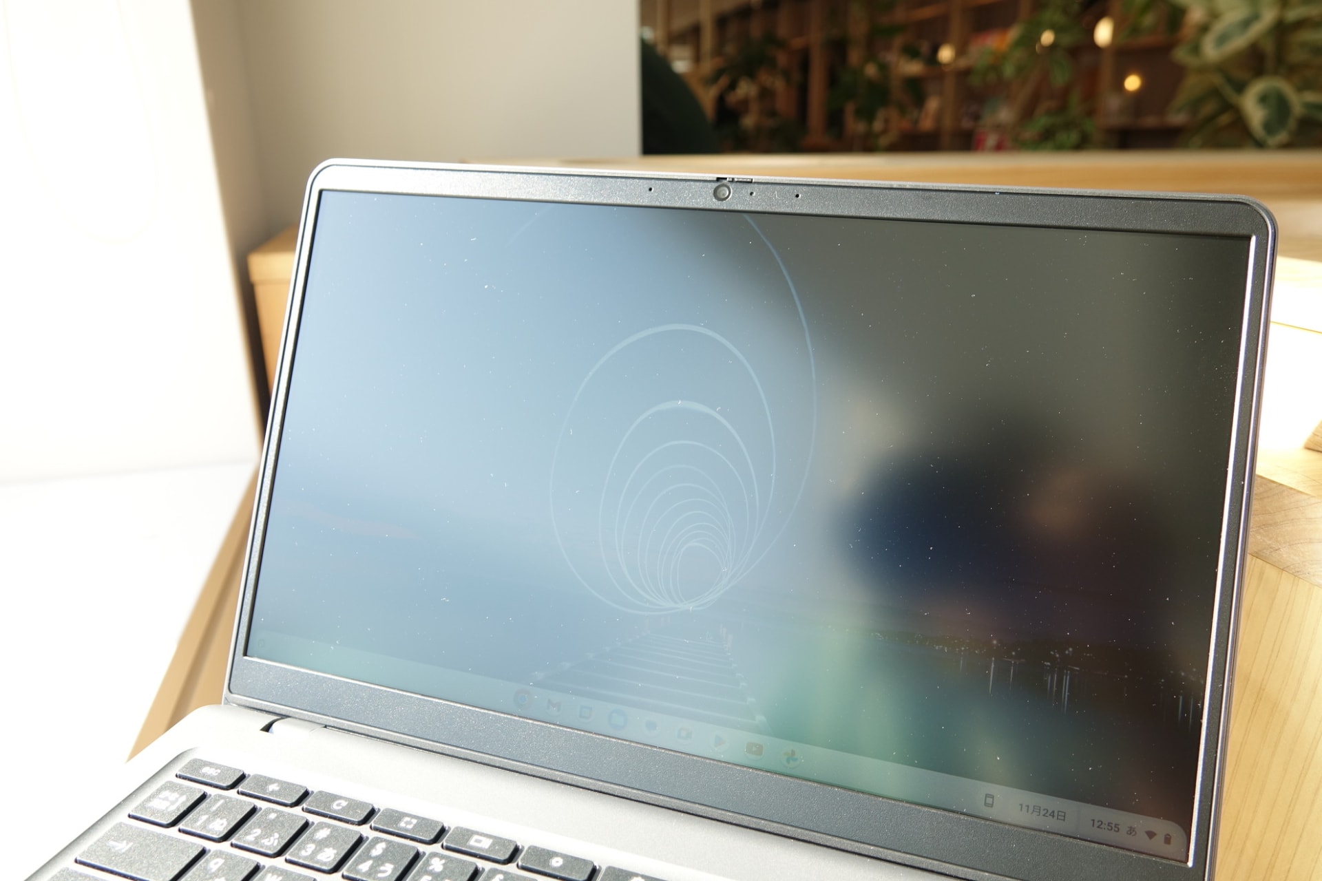 最大輝度で晴天時の窓際はやはり暗く感じてしまう