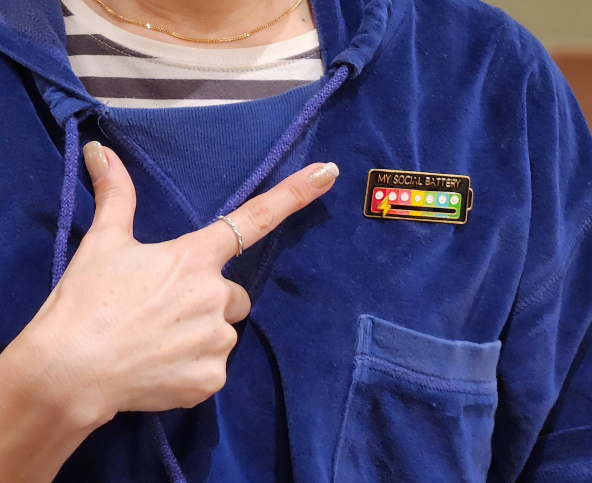 マイ・ソーシャル・バッテリーバッジの裏には安全ピンがあり簡単に取り付けできる