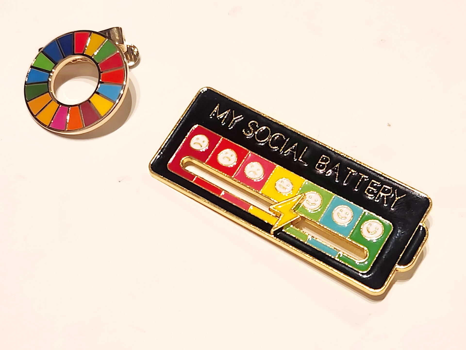 さて明日はどっちをジャケットの襟に付けて人と会おうか……