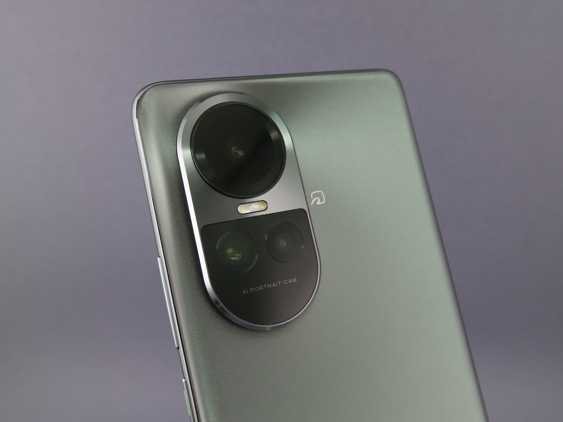 背面にはトリプルカメラを搭載