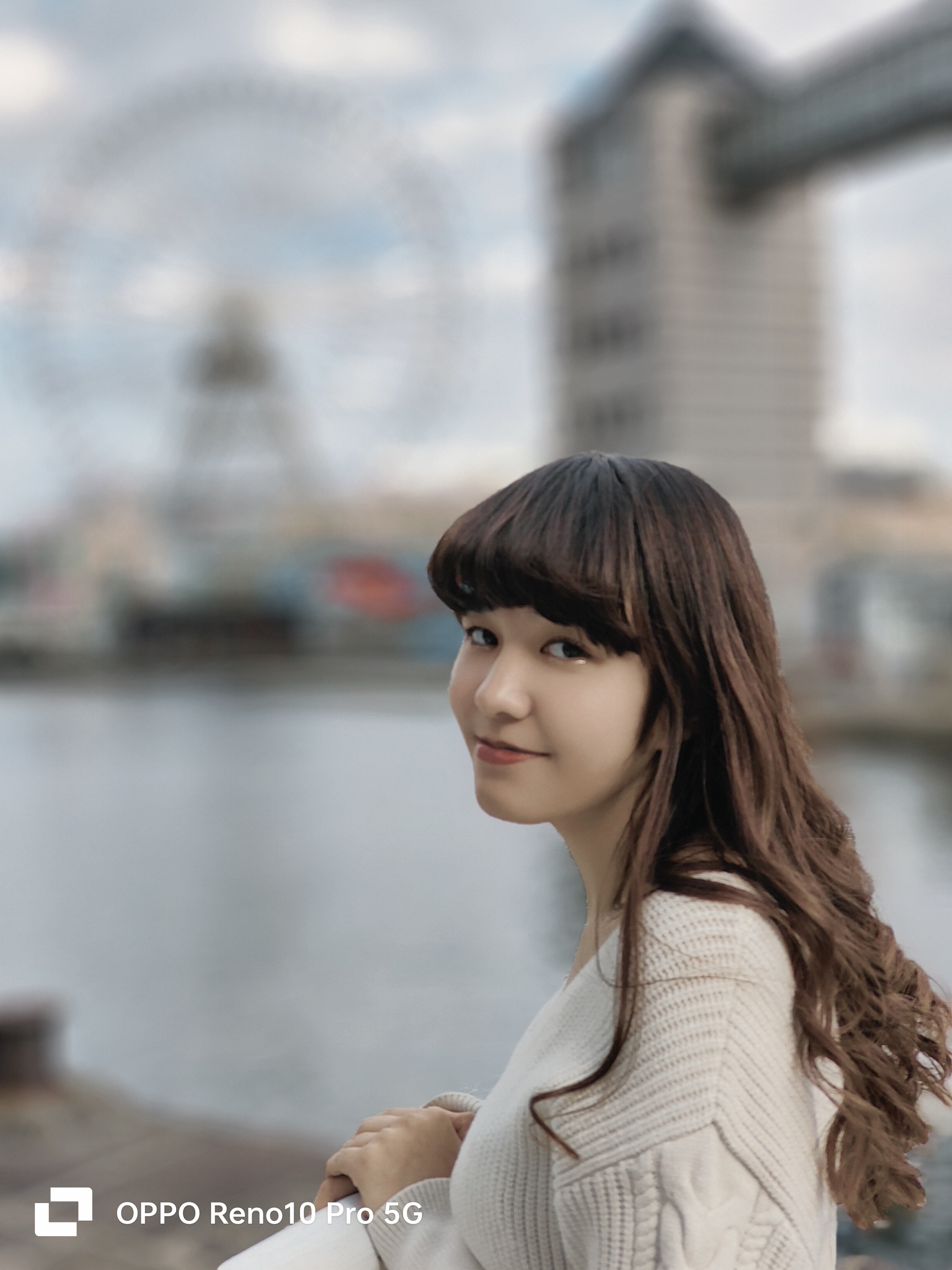 ポートレートで撮影。かなりしっかりと背景をぼかすことができる。モデル：<a href="http://bonbon-famin.com/cn2/g01.html">るびぃ</a>（<a href="http://bonbon-famin.com/">ボンボンファミンプロダクション</a>）