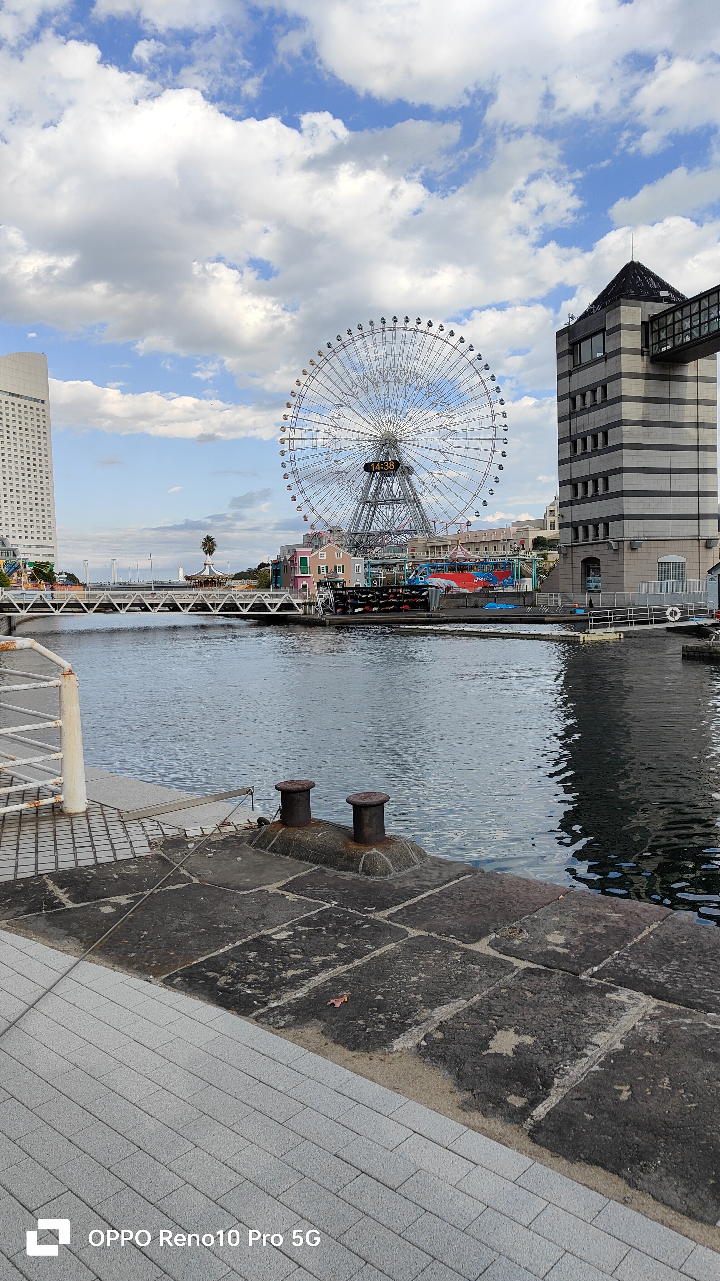 メインとなる広角カメラで撮影。雲の間の青空や手前の建物などもきれいに撮影できている