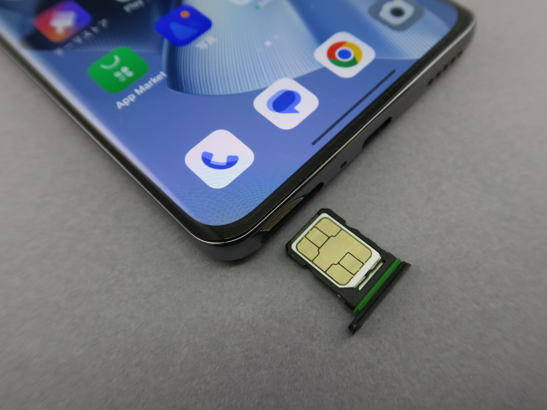 本体下部のSIMカードスロットはピンで取り出すタイプ。SIMカードトレイの表裏にnanoSIMカードを1枚ずつ装着できる