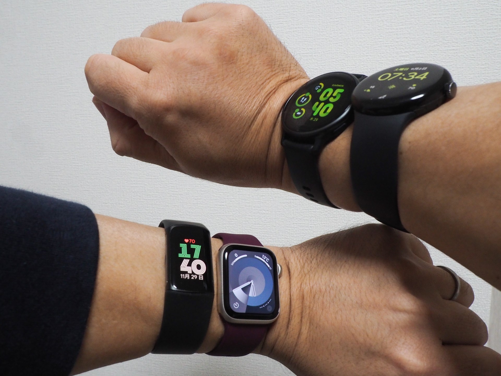 スマートウォッチのやスマートバンドの検証には身体データを継続的に取得する必要があることから、時と場合によっては両腕に複数装着することも(データの正確性を考慮すると決して推奨できる行為ではありません、念のため)