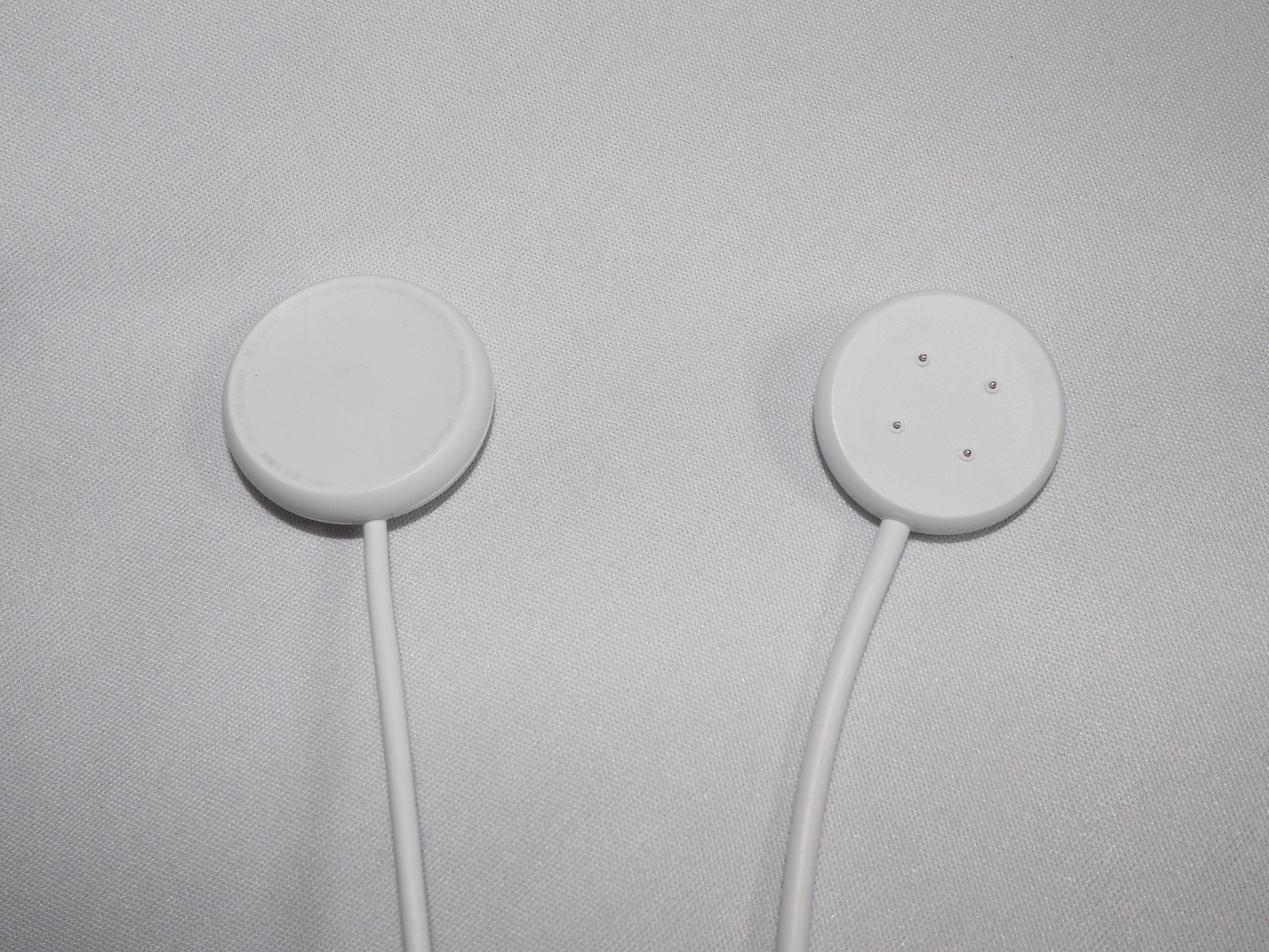 同じメーカーでも機種が変わると充電器が平気で変わることも多い。左は「Pixel Watch」で右は「Pixel Watch 2」の充電器なのだが、無接点から接点ありに変わってしまったため使い回せなくなった