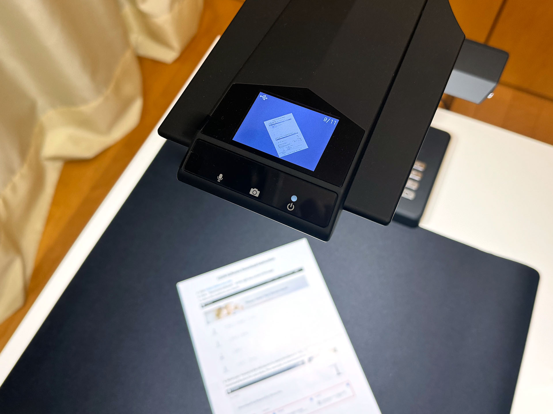 本体上部にはカラーディスプレイがあり、置いた書類がスキャン範囲内に収まっているかどうか確認できる。いちいちPCの画面を見ないで済むので、スムーズにスキャン作業を行える。