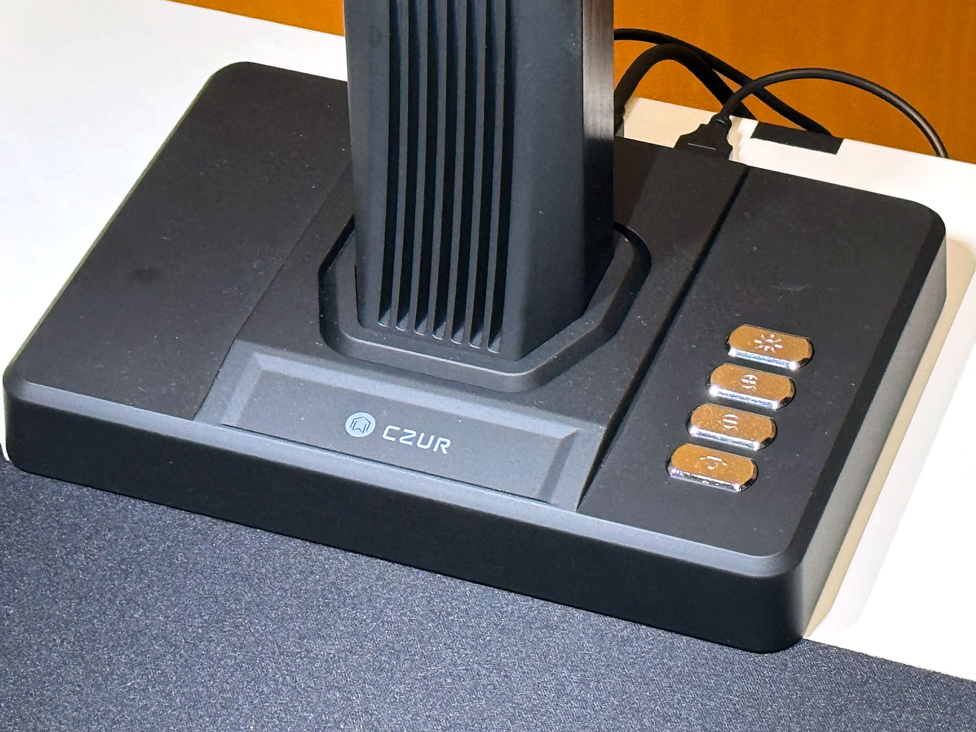 操作ボタンは台座部分に集められている。ヘッド部のライトのオンオフや光量調整、スキャンボタンが並ぶ。