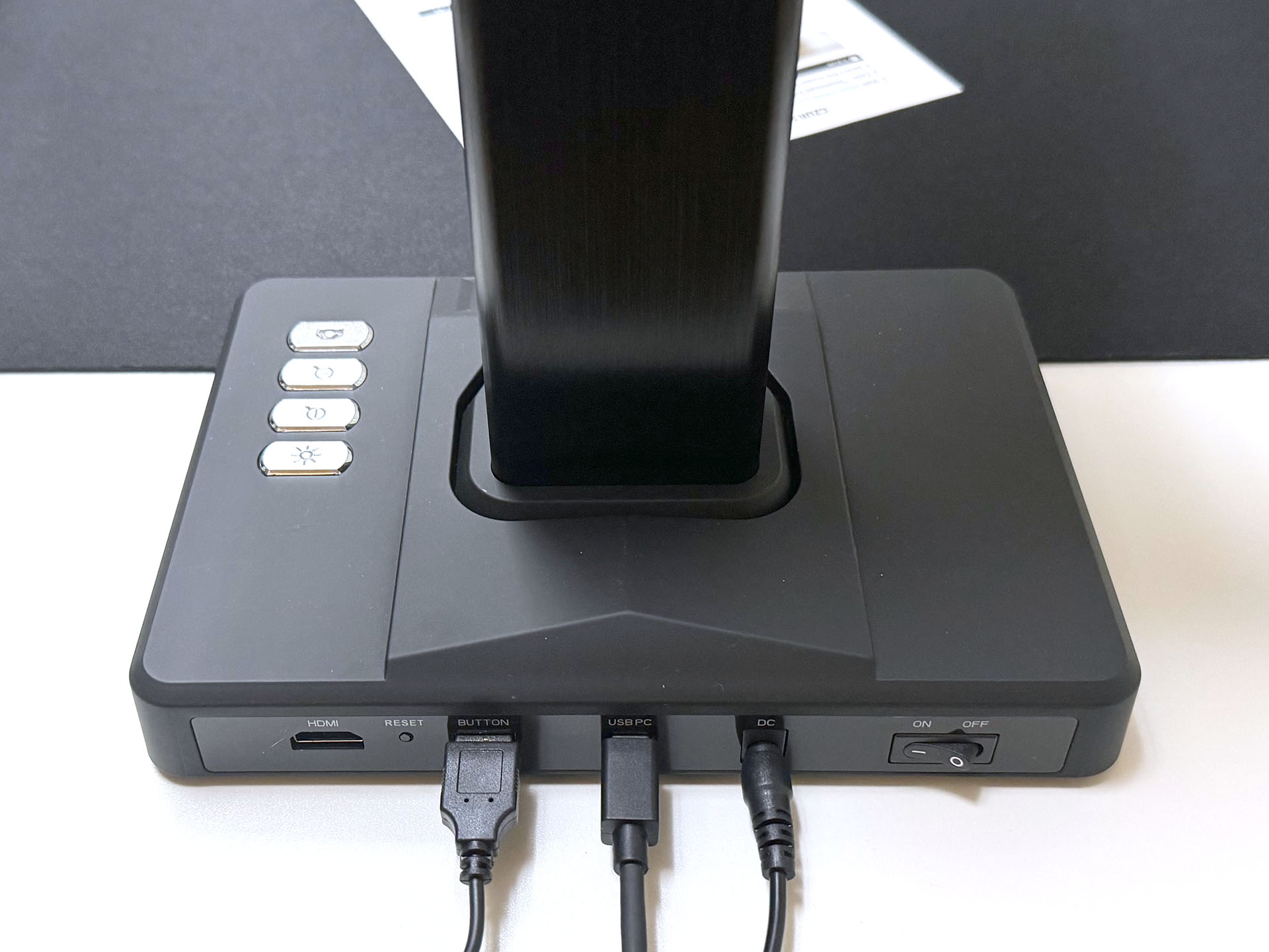 ケーブル類の接続ポートは背面に集められている。電源は付属のACアダプター。