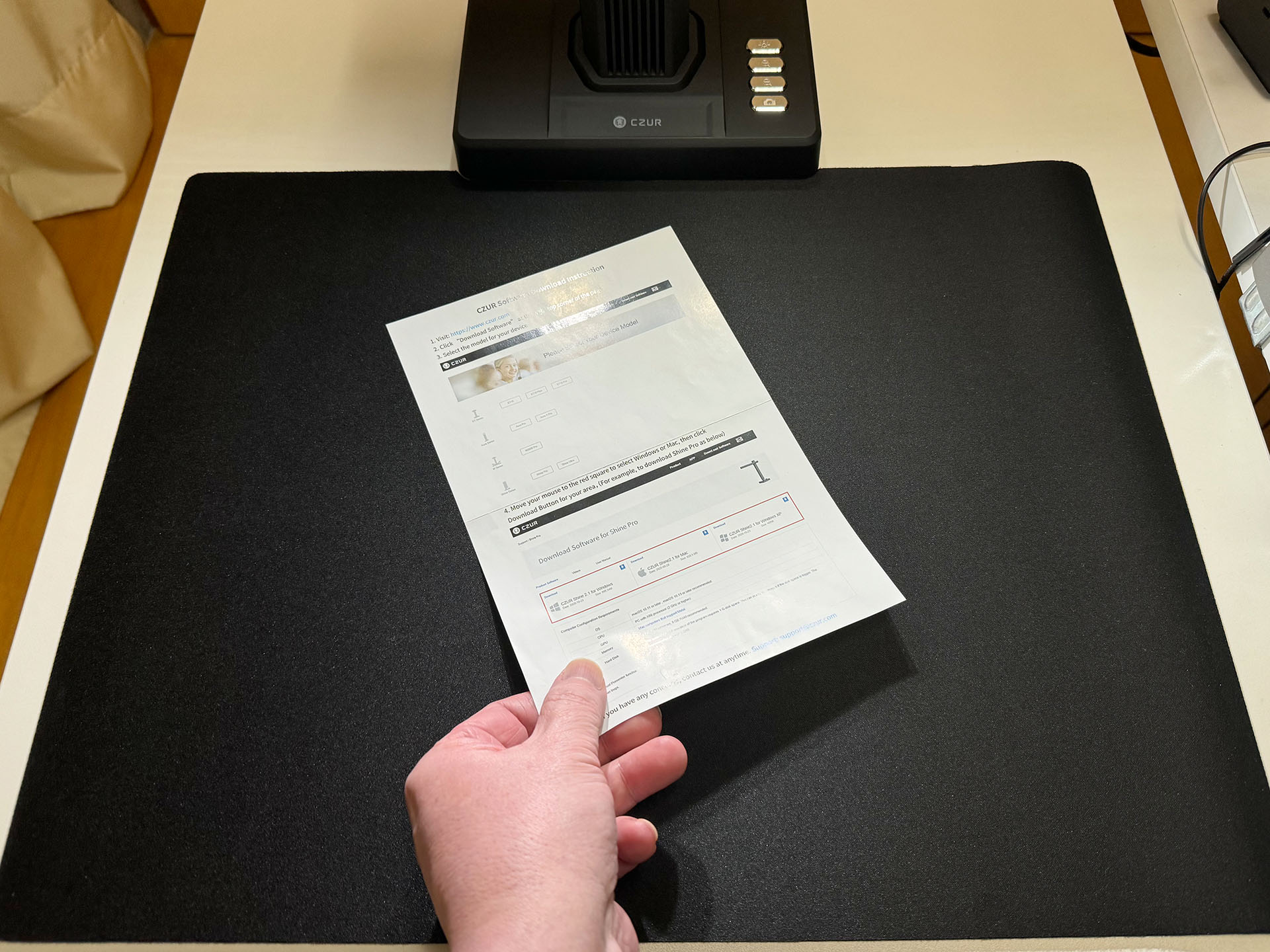 「手めくりで自動スキャン」設定をオンにし、スキャナーの下に書類をポンと置く。