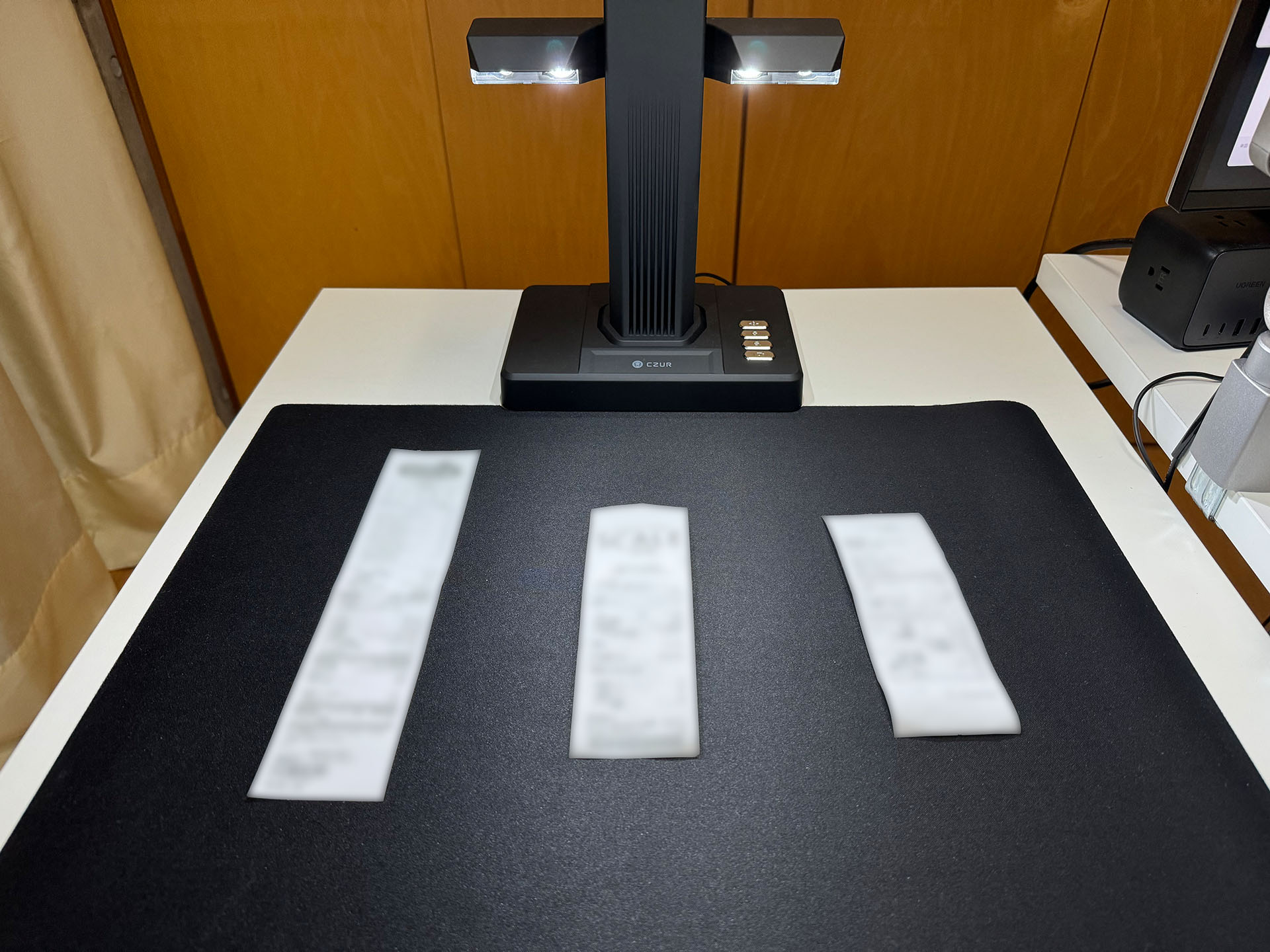 スキャナーの下にレシートを並べて置く。斜めになっていてもOK。