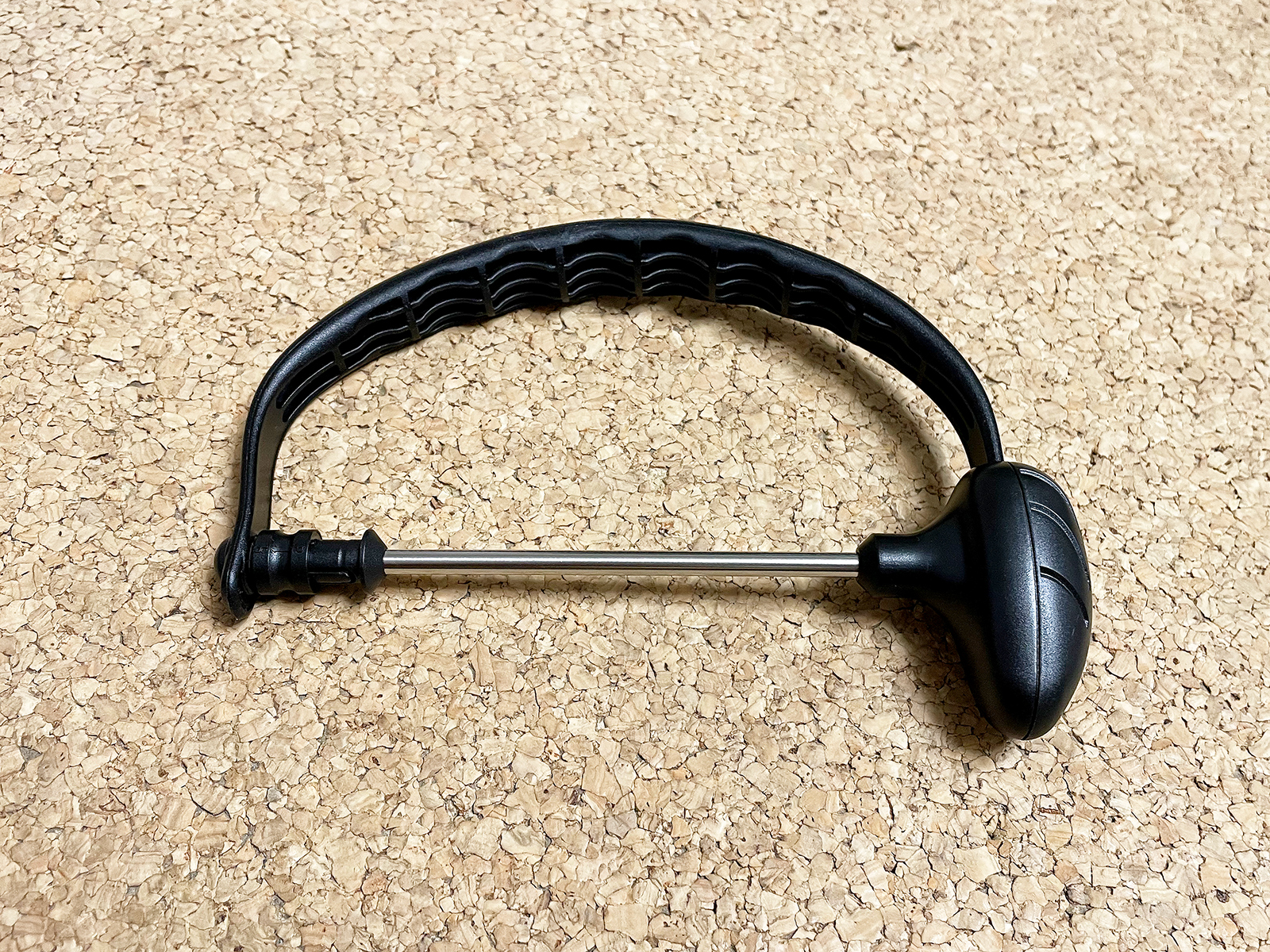 コジット「持ち運びできるダンボールストッカー」。金属製の針に持ち手がついたシンプルな外観です。