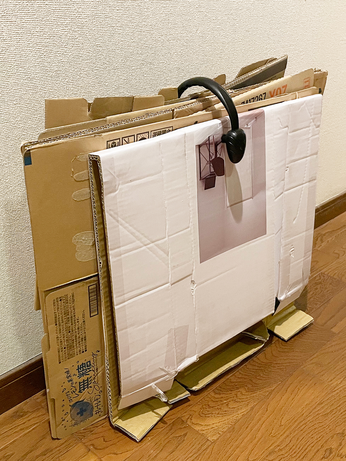 大小のダンボールをまとめて貫いて、このようにまとめて置いて置くことができます。