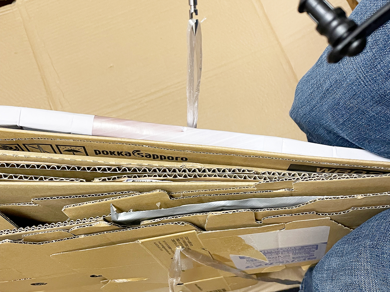 針の先にある「かえし」の部分にヒモをひっかけて、針を引き抜くとこのようにダンボールを貫いていた穴にヒモが通ります。