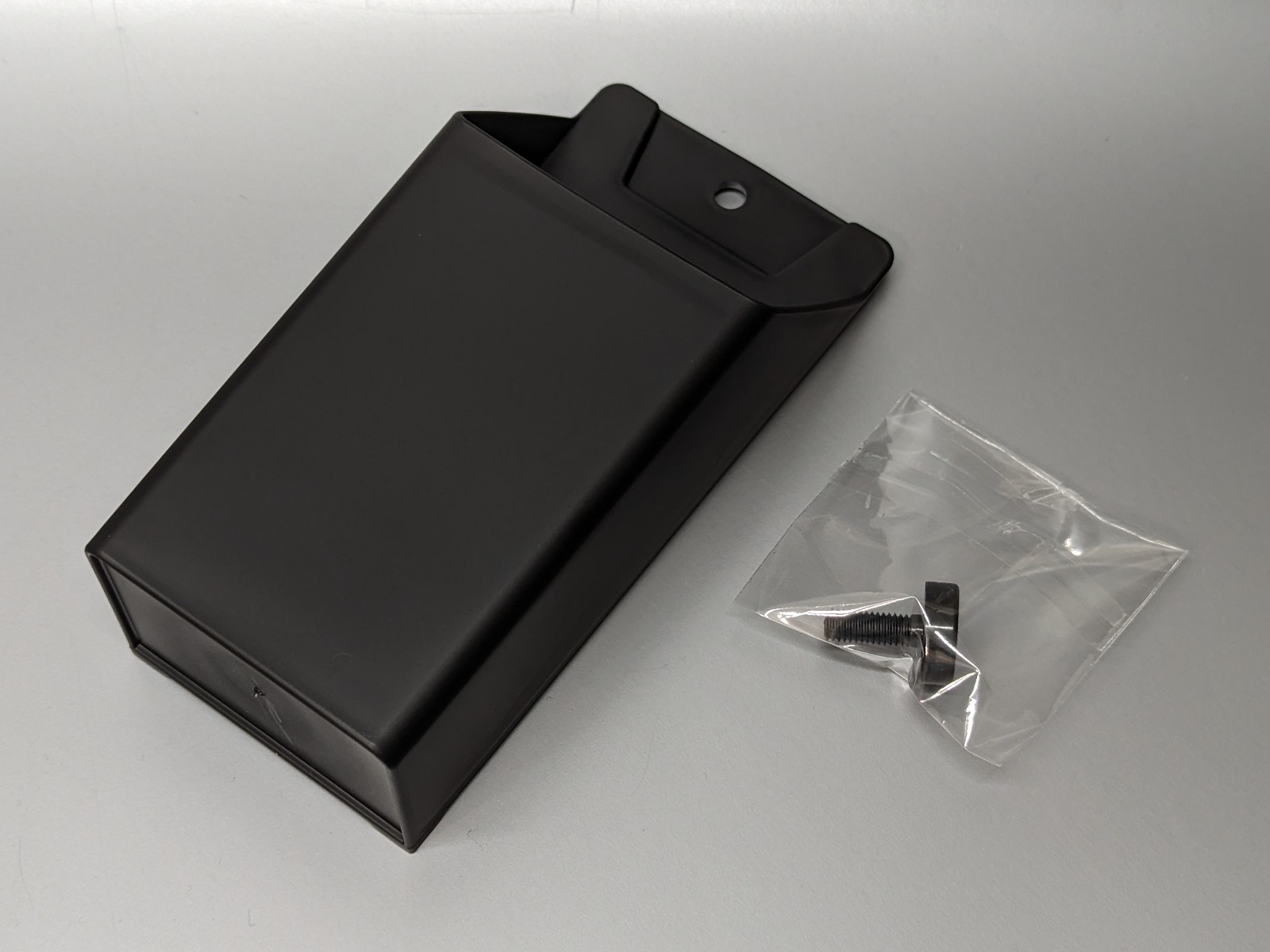 同梱されているのは本体とネジのみ