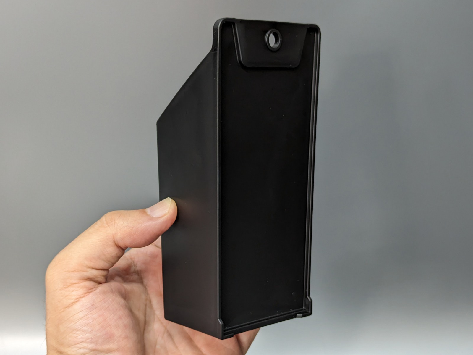 背面。上部にある穴にネジを通してVESAマウントに取り付ける