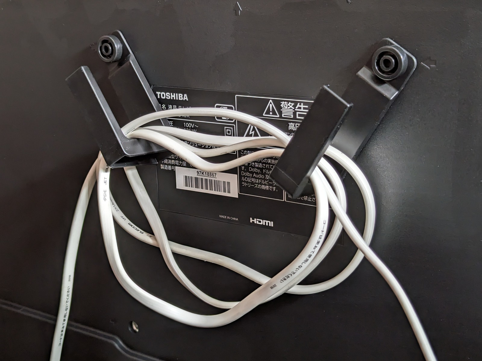 これは同じシリーズのフック。使い方によってはこのように水平を維持できず容易に傾いてしまう