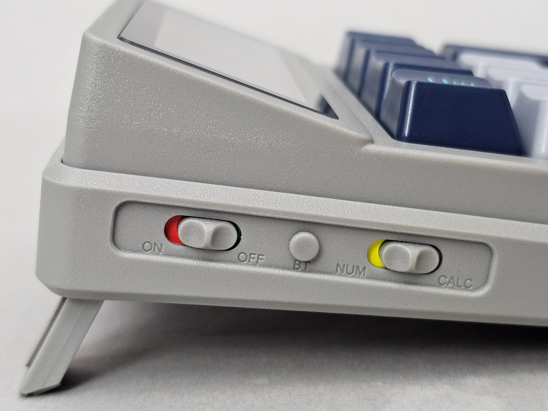 足を立てることで角度をつけられる