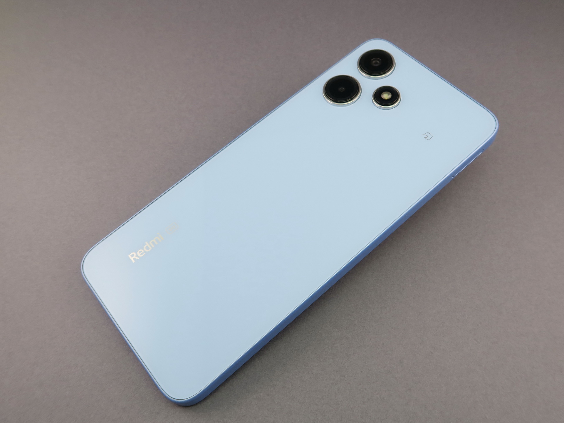 背面はガラス仕上げを採用。この価格帯の端末としては珍しい